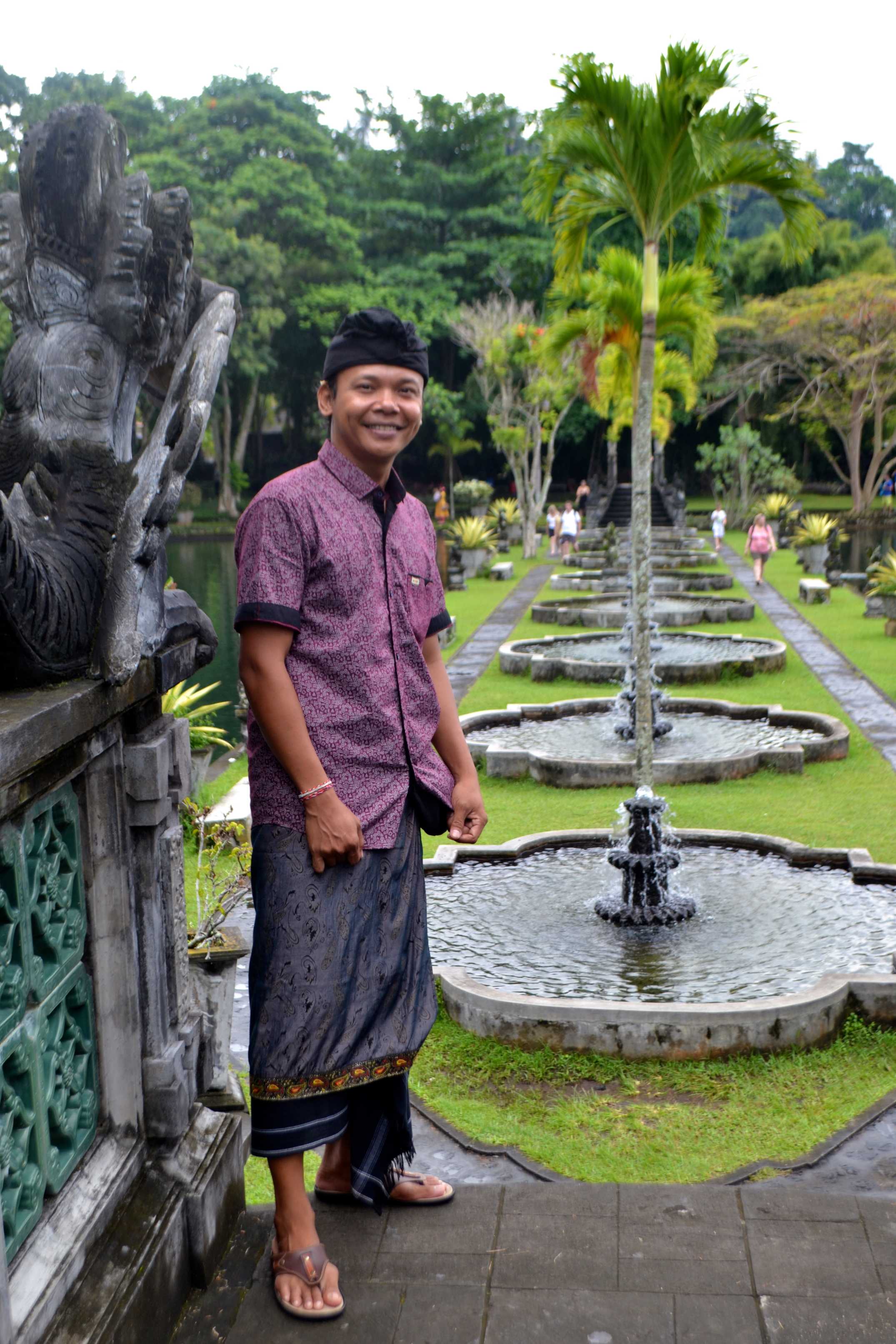 Guide Agung en tenue traditionnelle