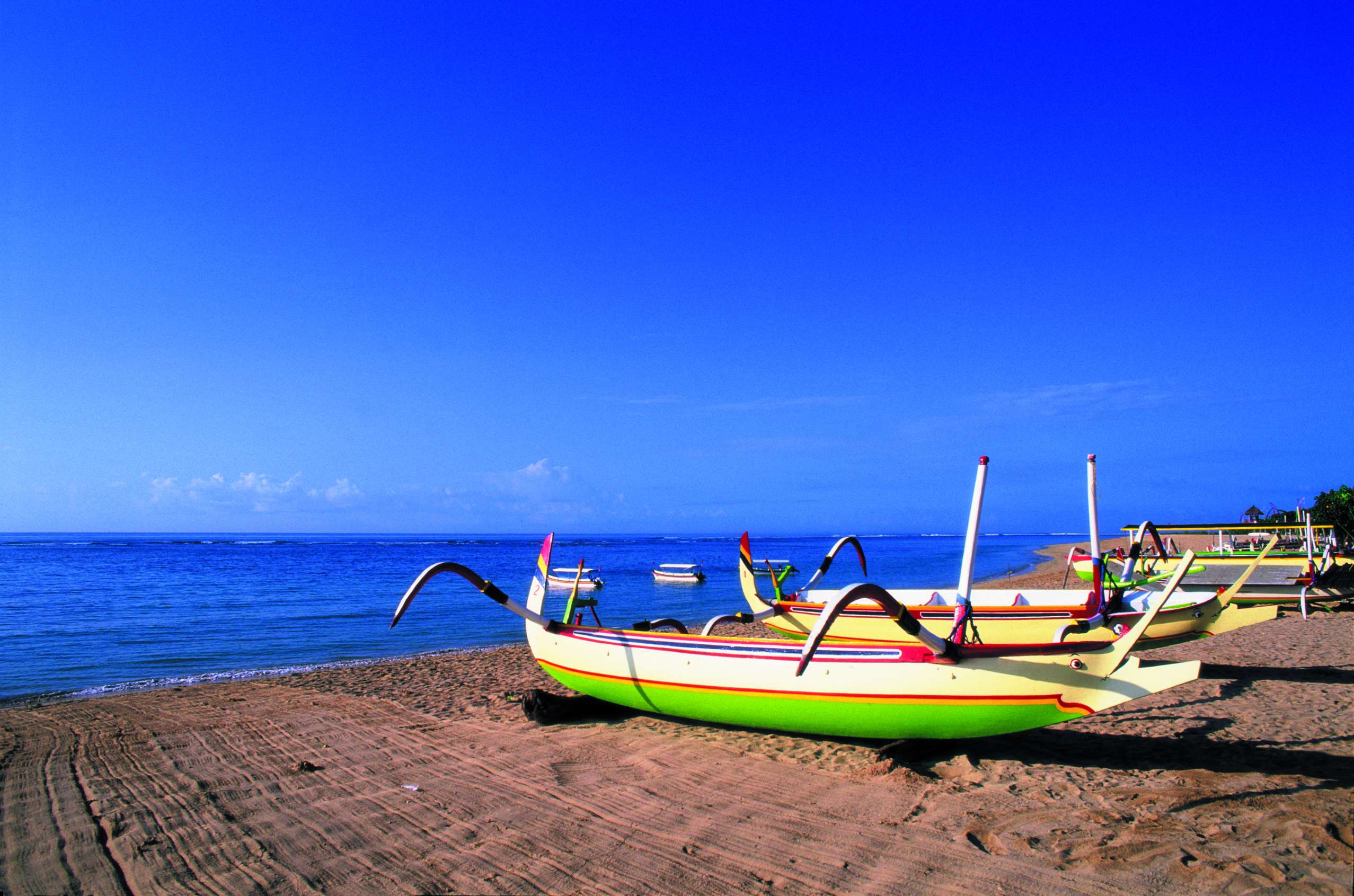 Bateaux typiques sur la plage de Nusa Dua.