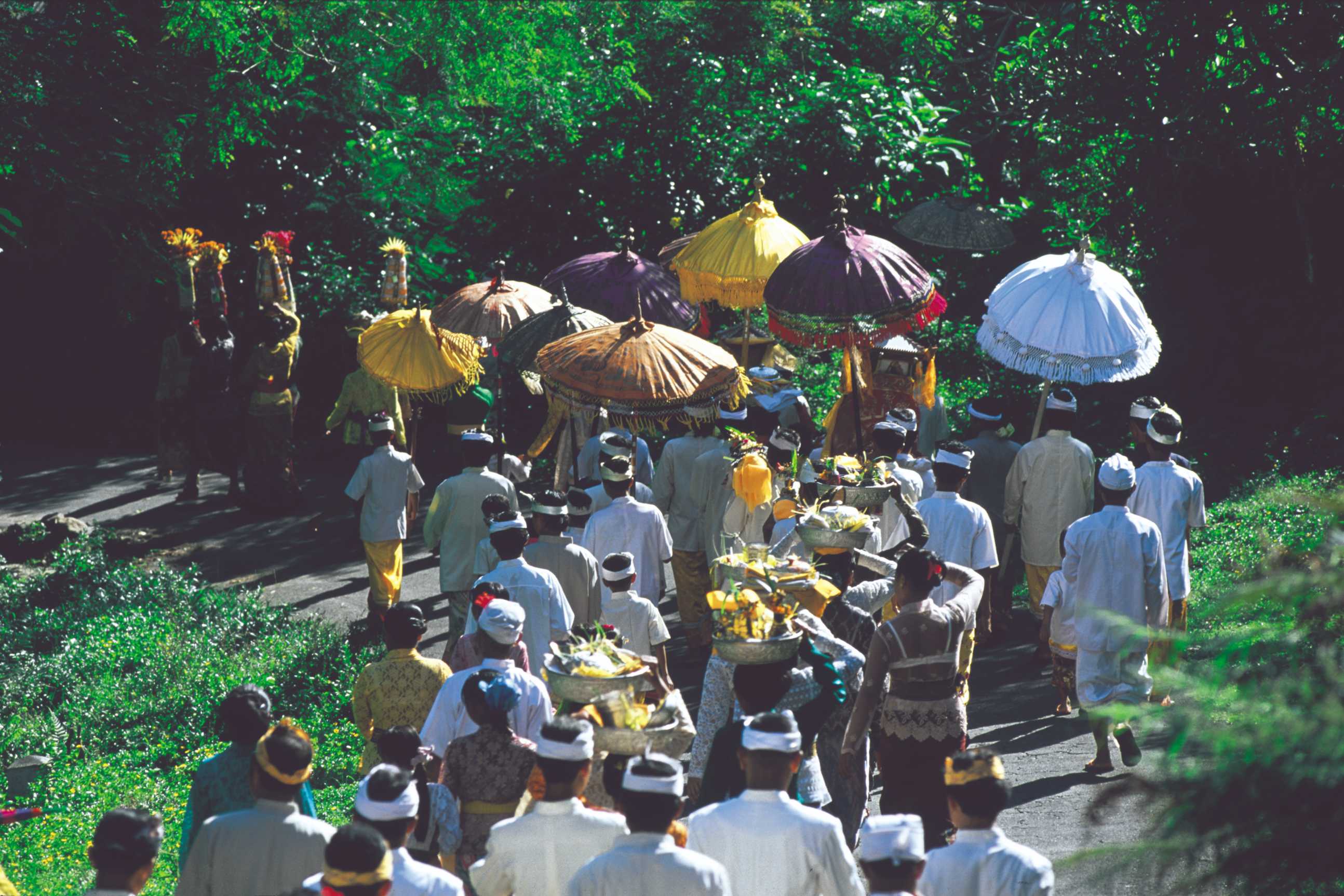 Procession pour un odalan à Manenga.