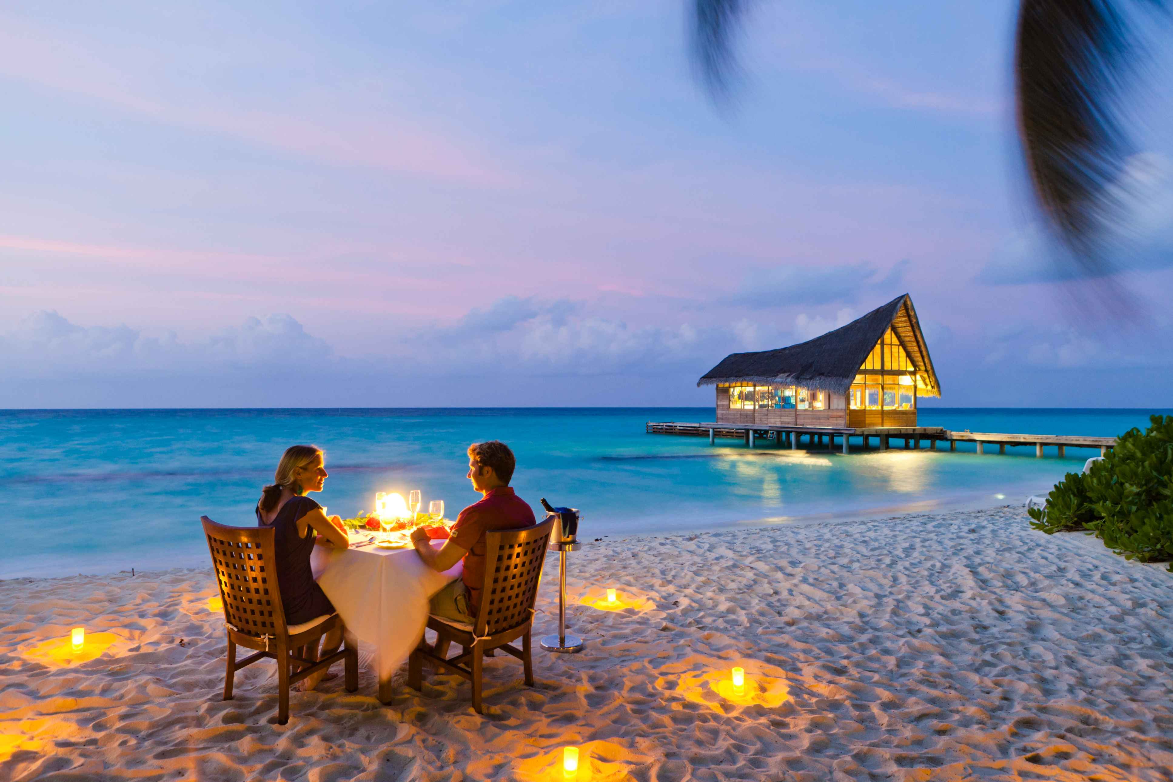 Diner en couple sur la plage.