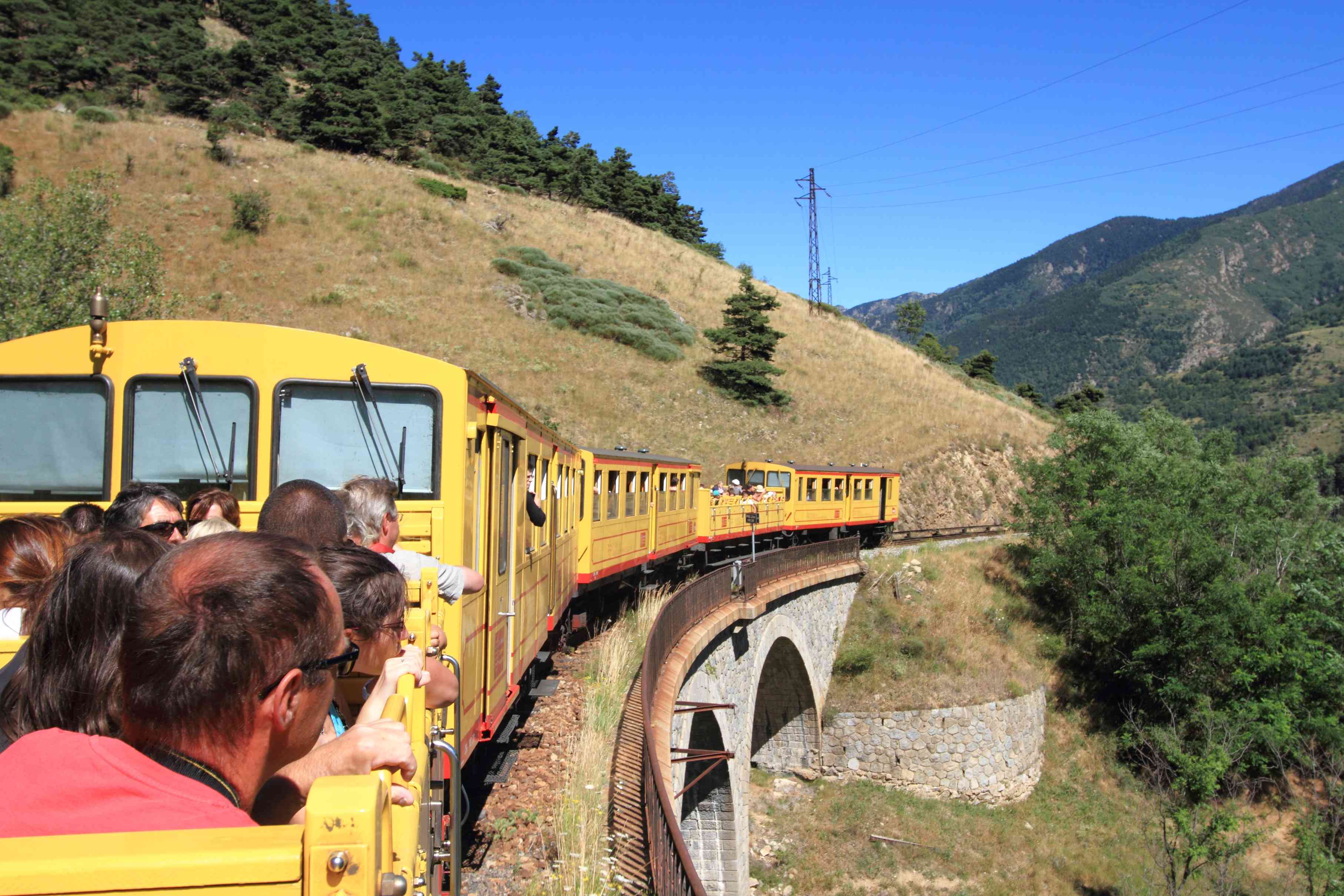 Petit train jaune dans les Pyrénées-Orientales.