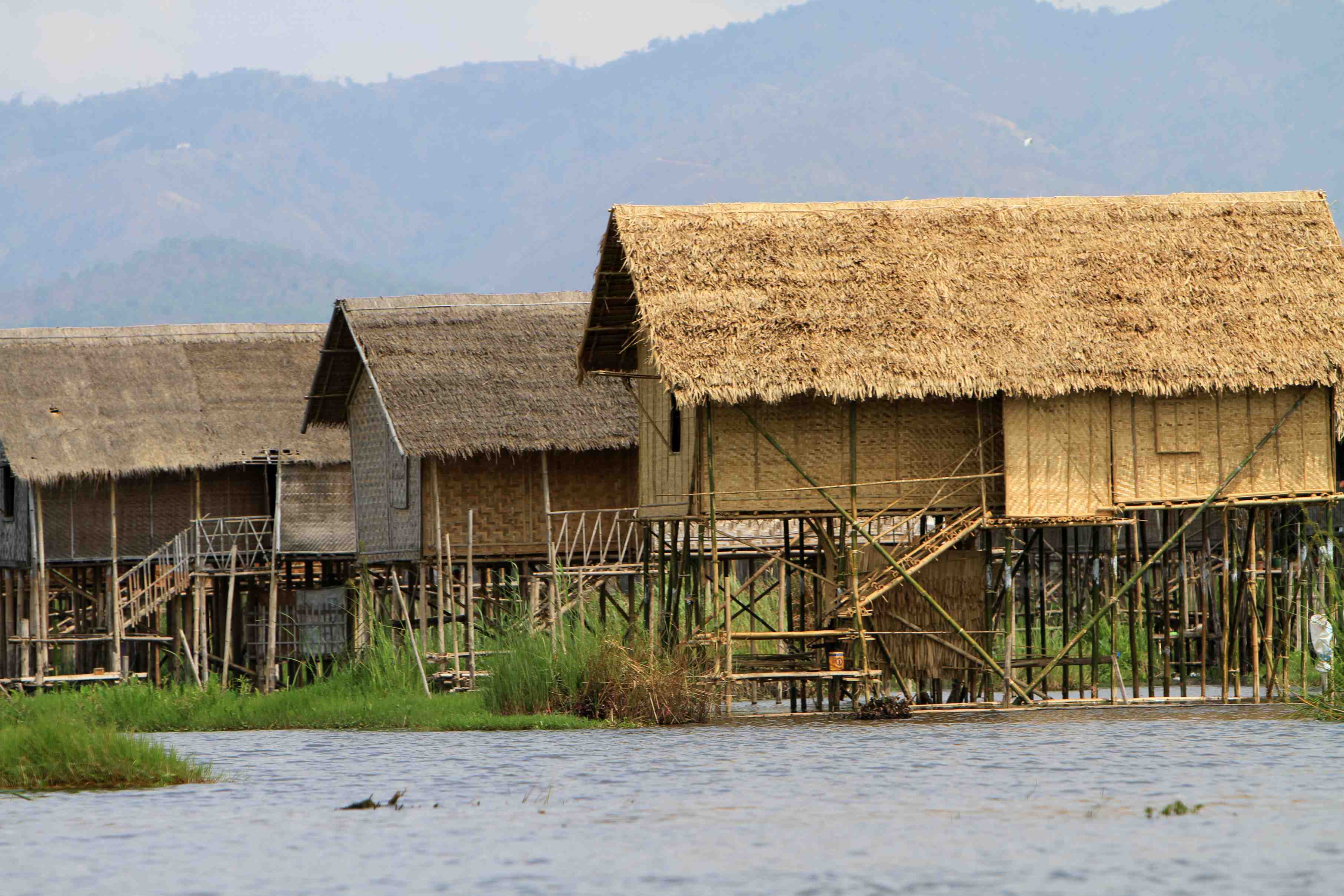 Les villages flottants sur les lacs.