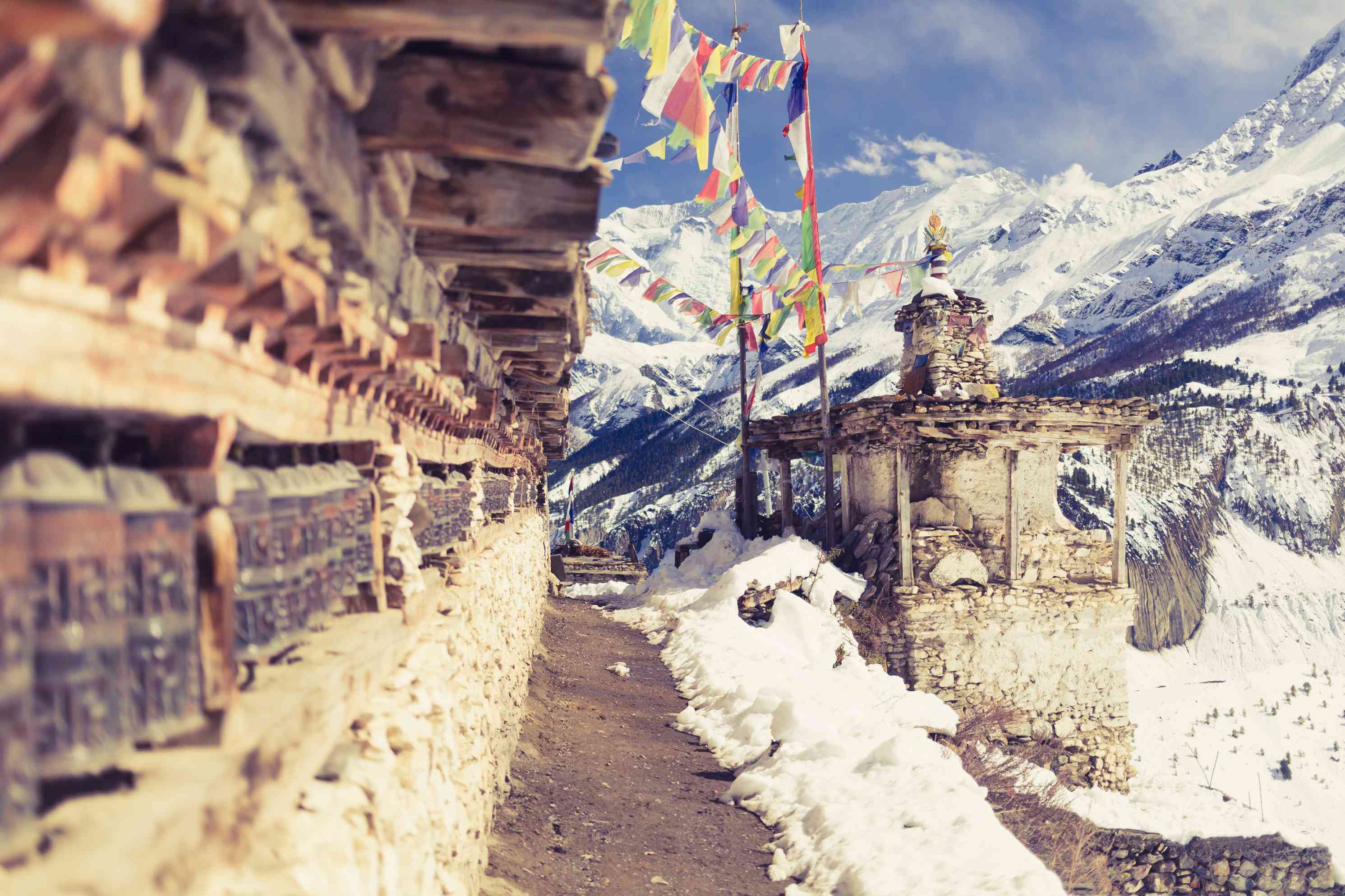 Stupa et roues a prières sur le circuit de treck d'Annapurna.