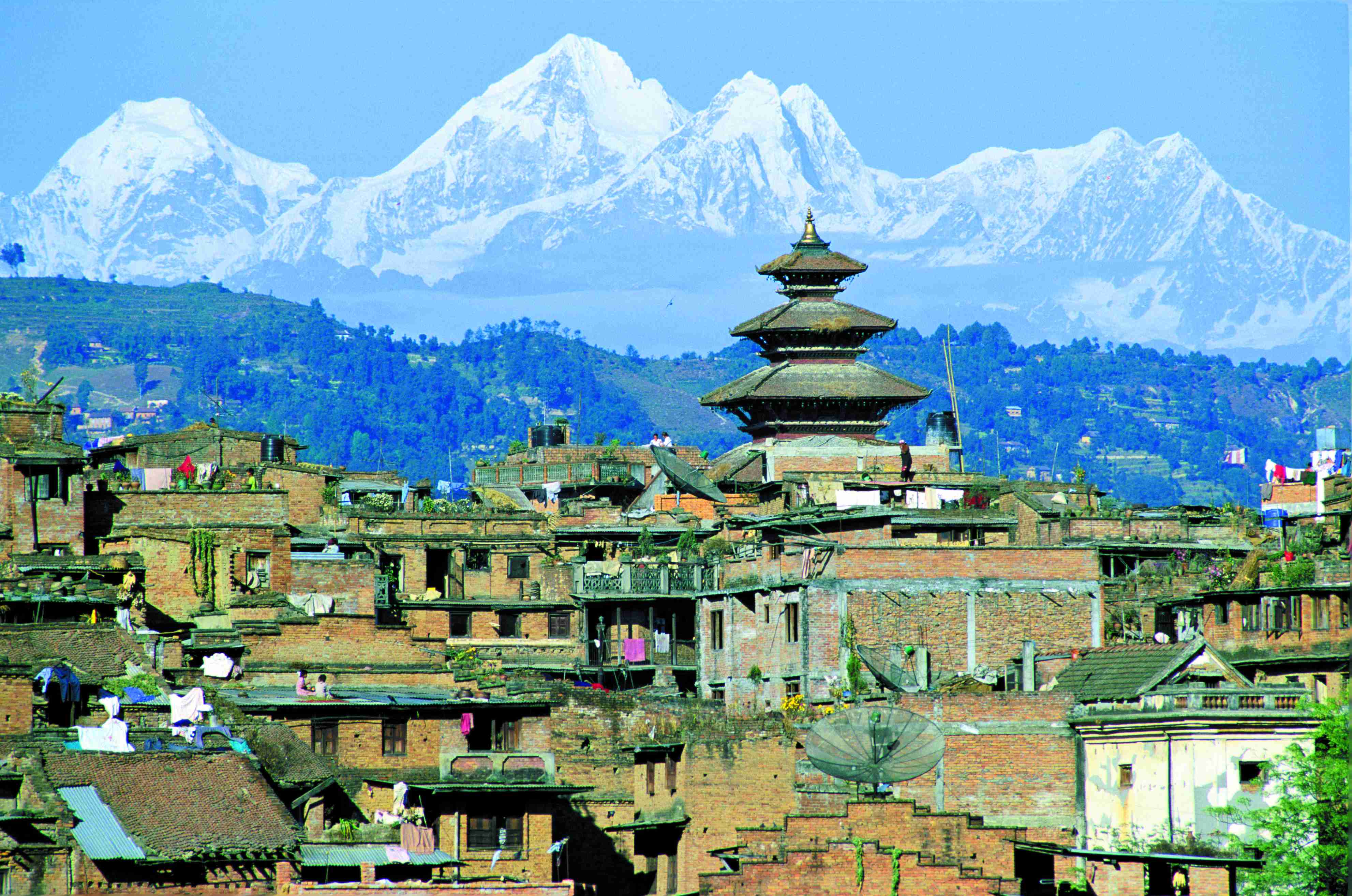 pagode de Bhaktapur semble au meme niveau que les plus hauts sommets himalayens