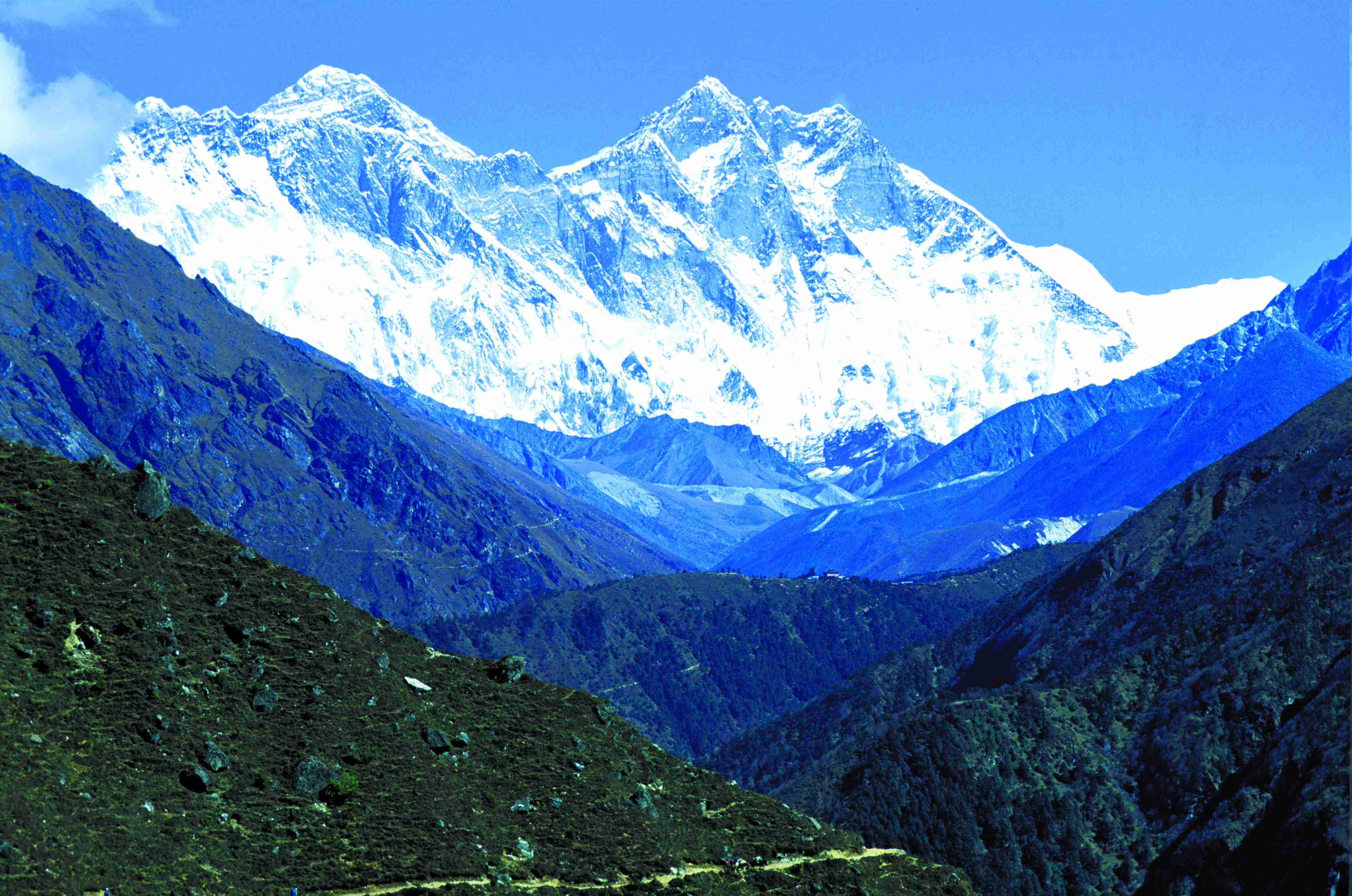 Région du Khumbu, panorama sur les sommets himalayens.