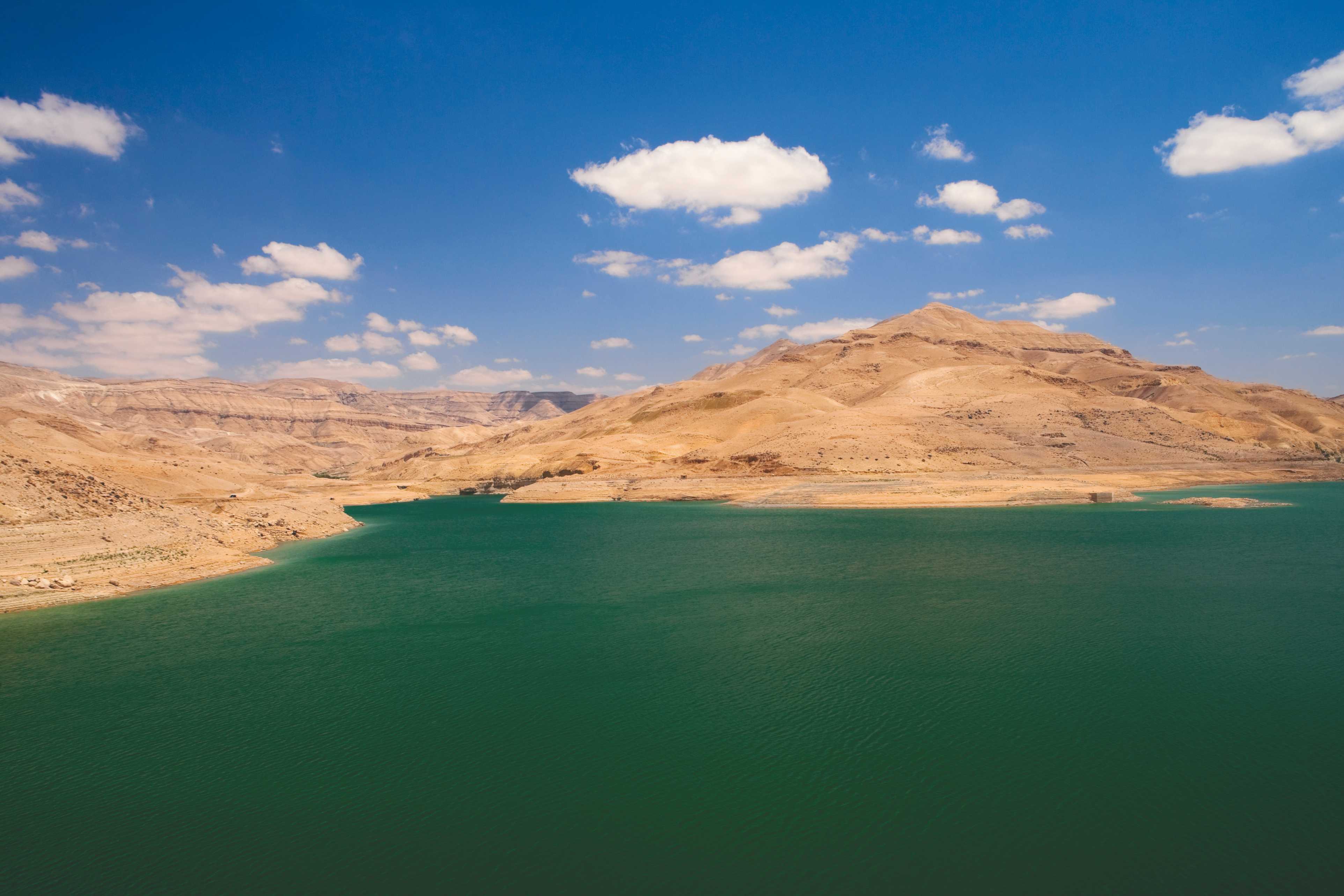 Mujib Dam est un barrage qui s'étend dans la réserve du Wadi Mujib.