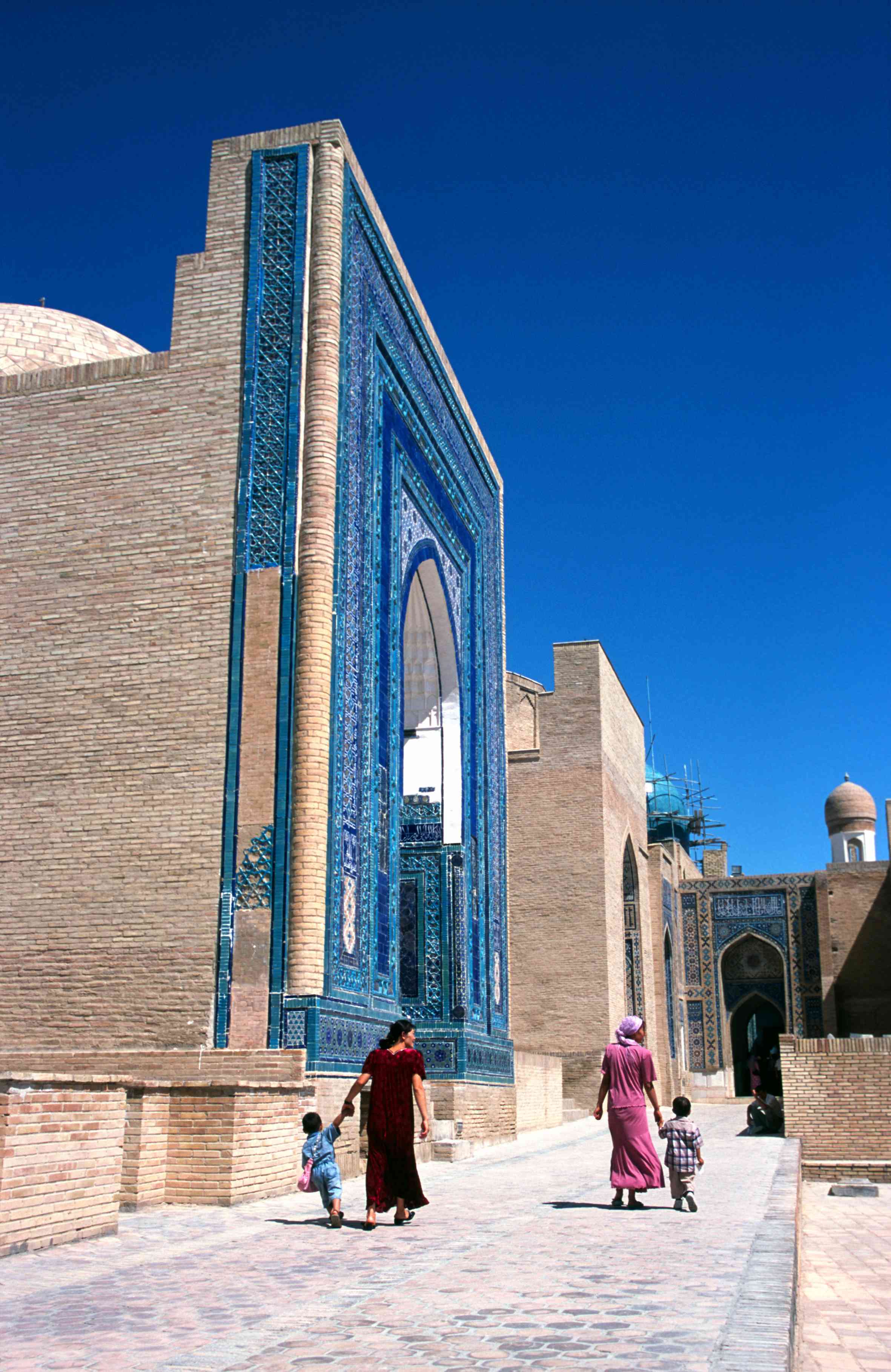 Devant le mausolée Ak Sarai de Samarkand.