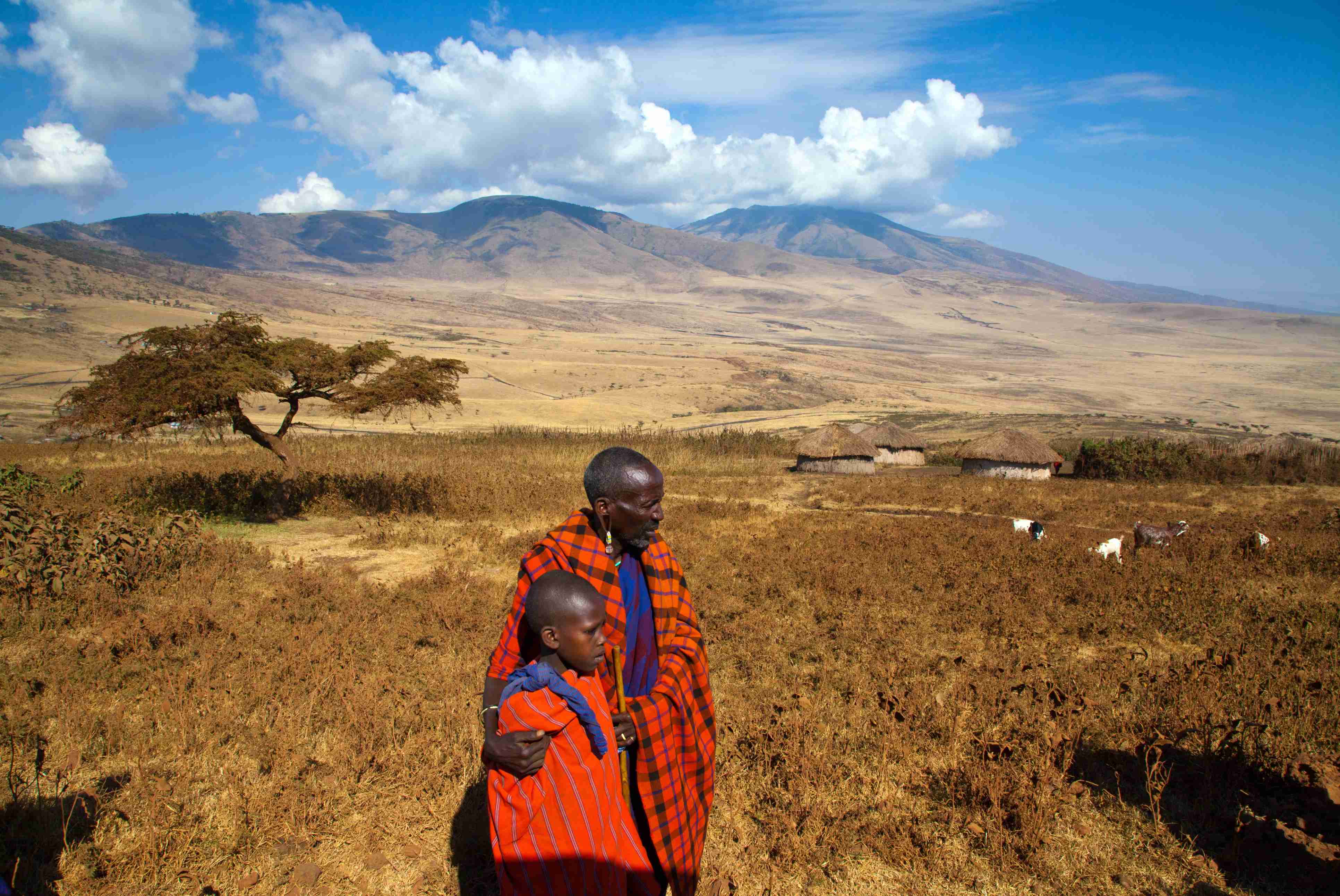 Deux Masai devant le mont Lemakarot.