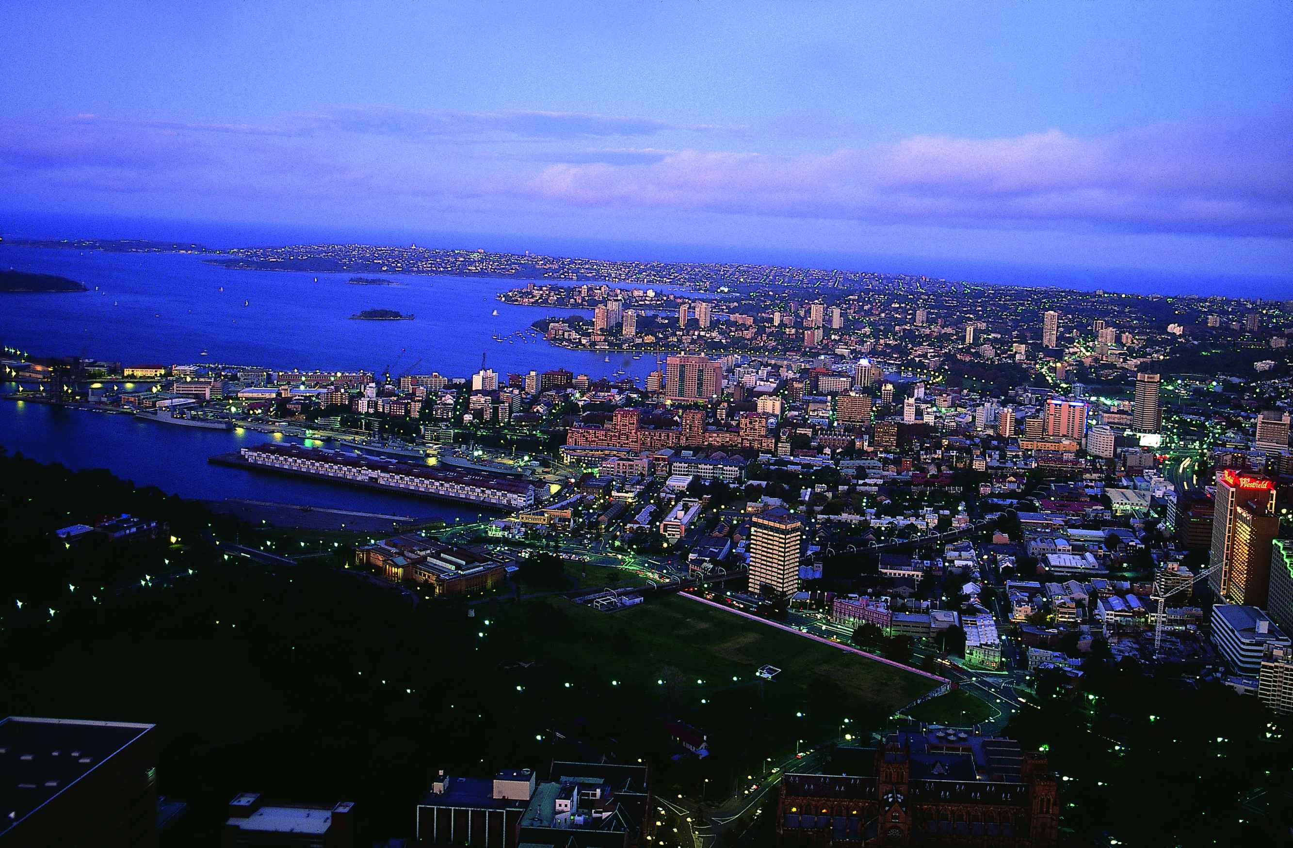 Vue aérienne de Sydney by night.