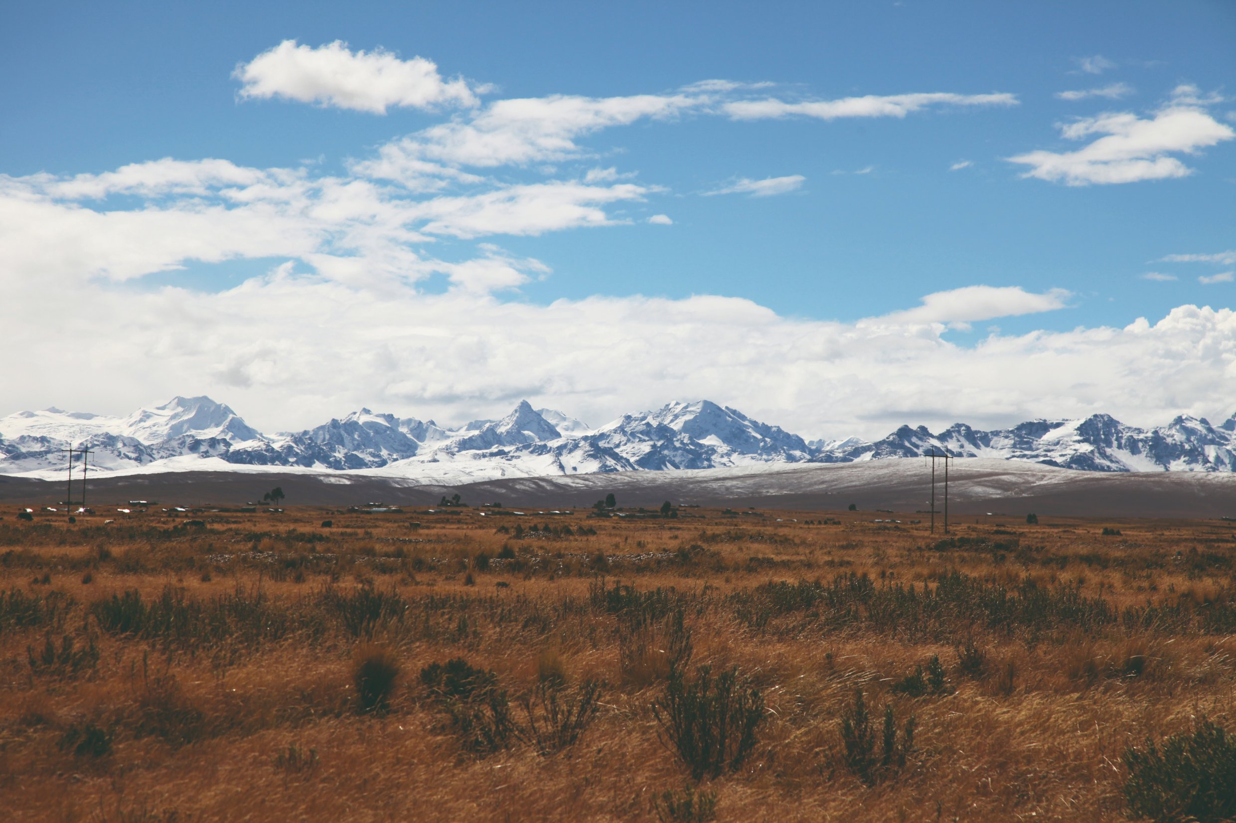 Vue de la Cordillère des Andes depuis la route de La Paz vers le lac Titicaca.