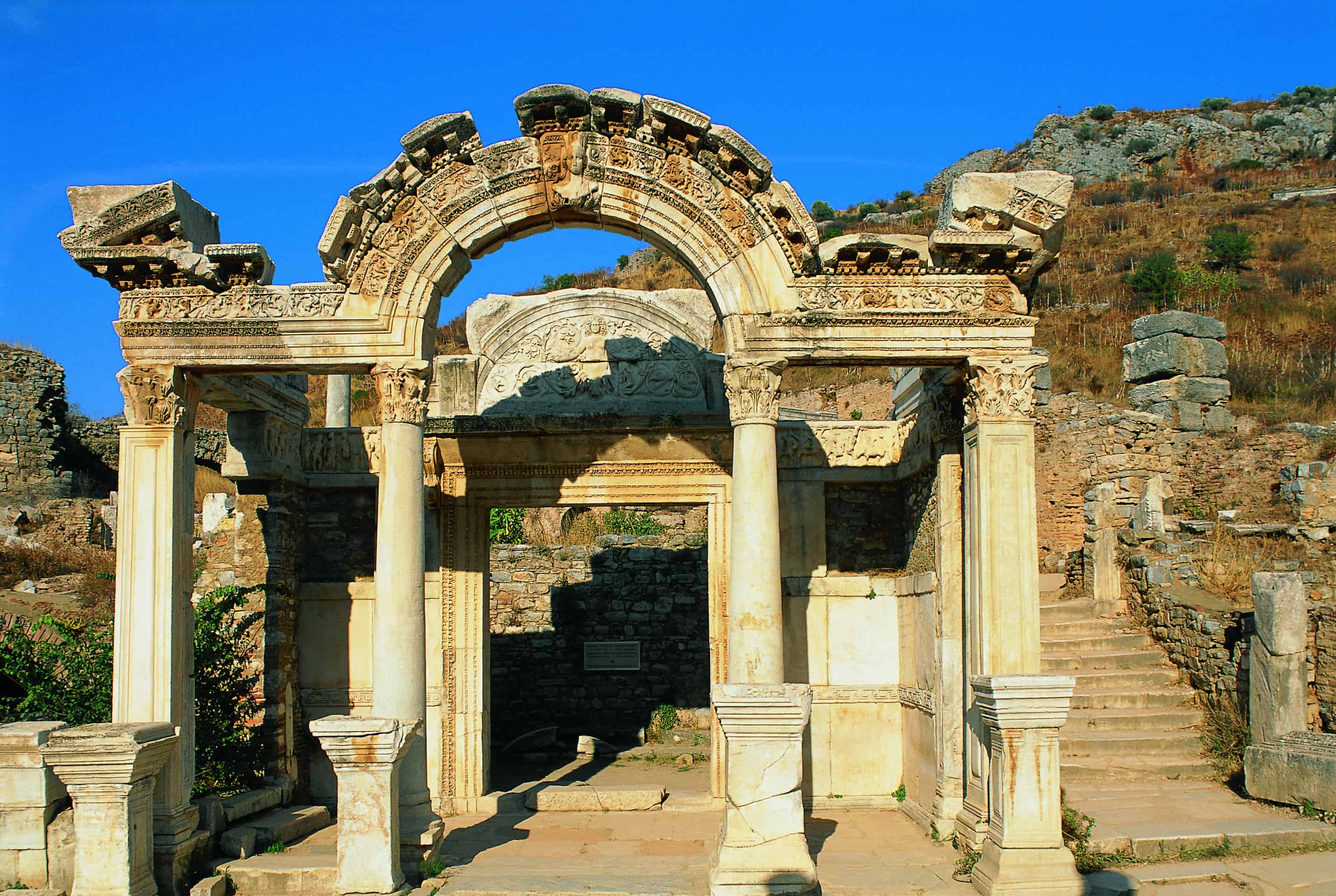Temple d'Hadrien au site archéologique d'Éphèse.