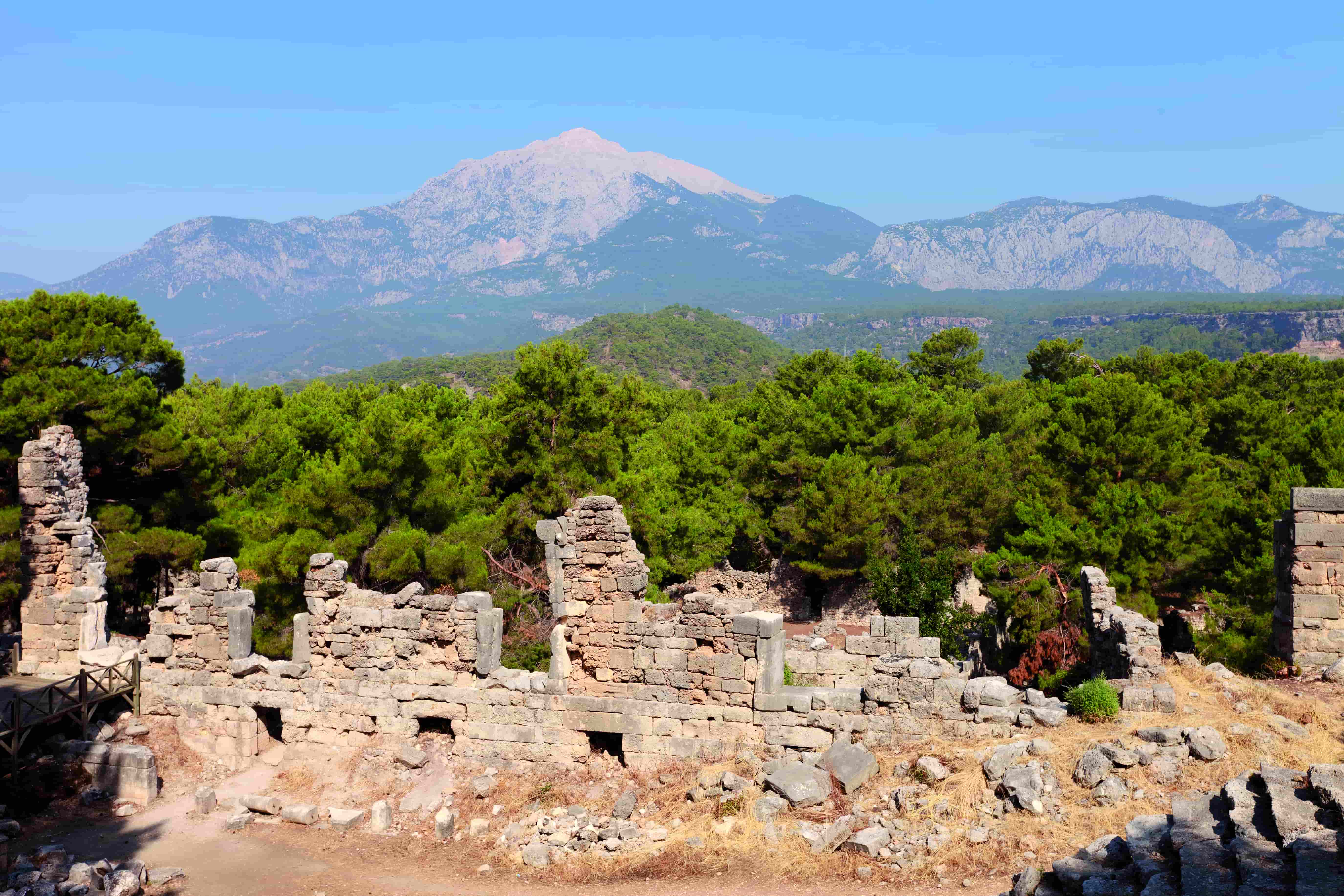 Mont Olympos vu depuis le théâtre de Phasélis.