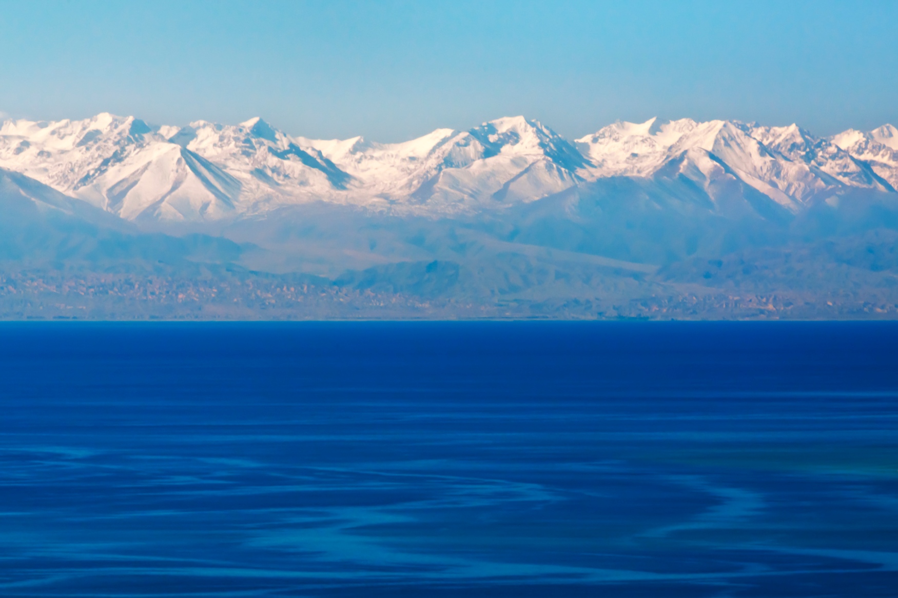 Le lac Issyk-kul, le second plus grand lac alpin du monde.
