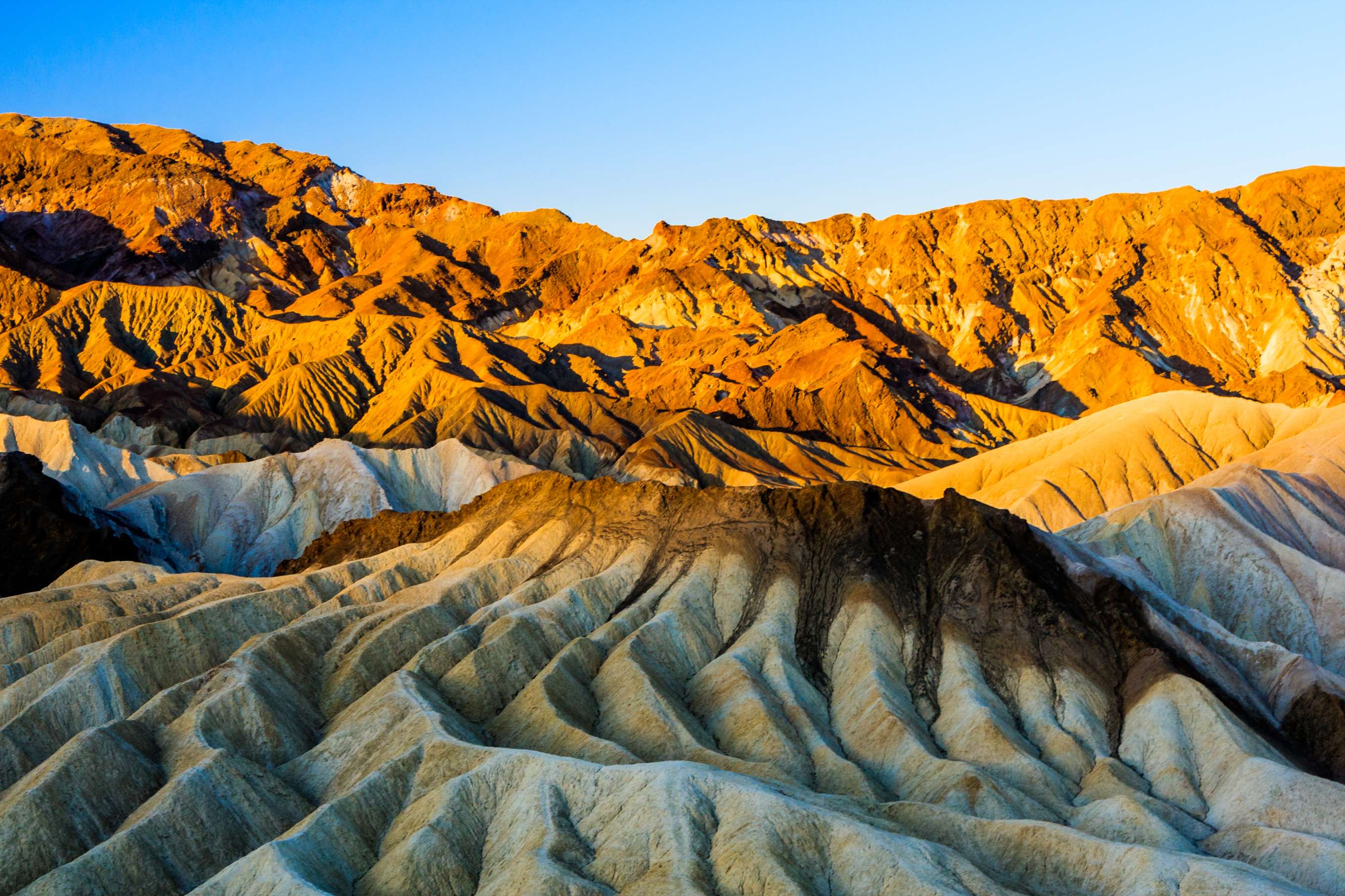 Variation de couleurs au Zabriskie Point, dans le parc national de Death Valley.
