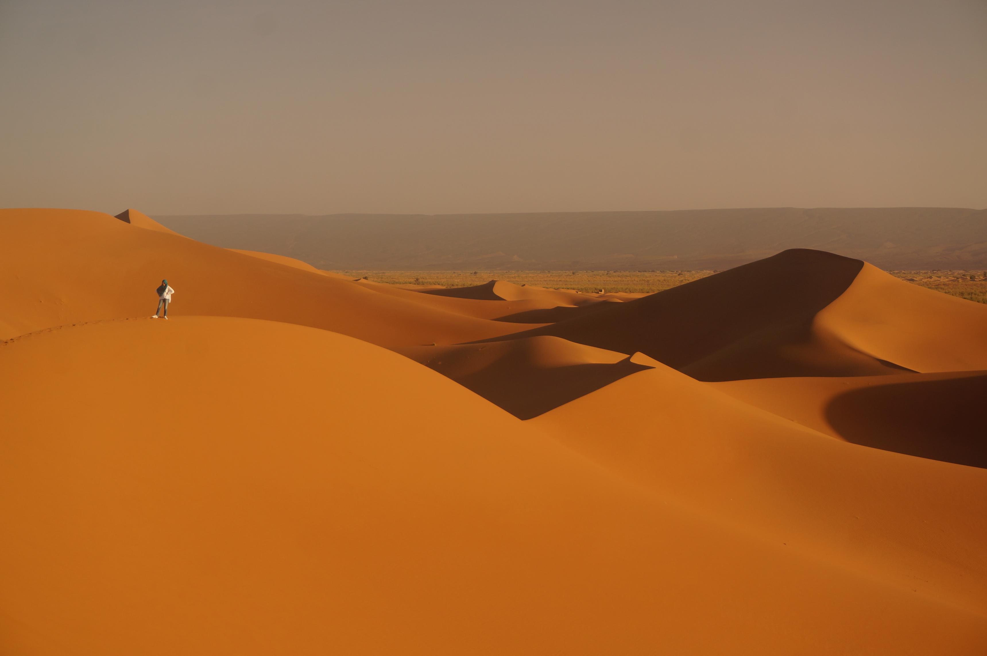 Balade dans les dunes de Chegaga, on se sent tout petit dans le désert.