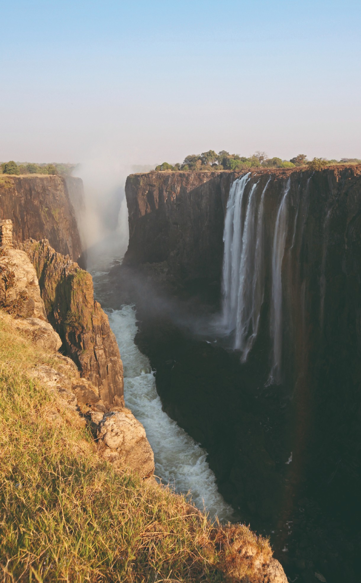 Les chutes Victoria et la Zambezi River entre le Zimbabwe et la Zambie.