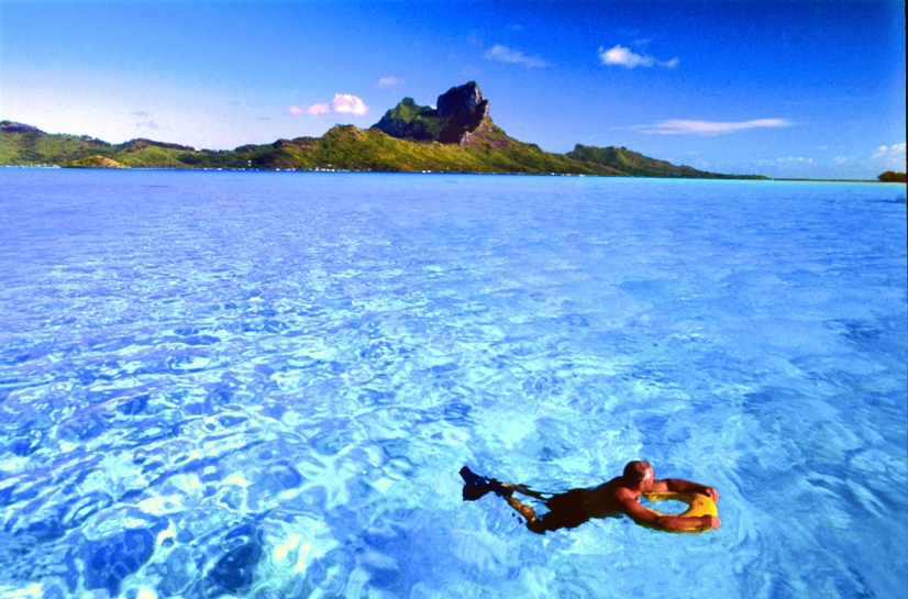 Nageur heureux dans le lagon de Bora Bora