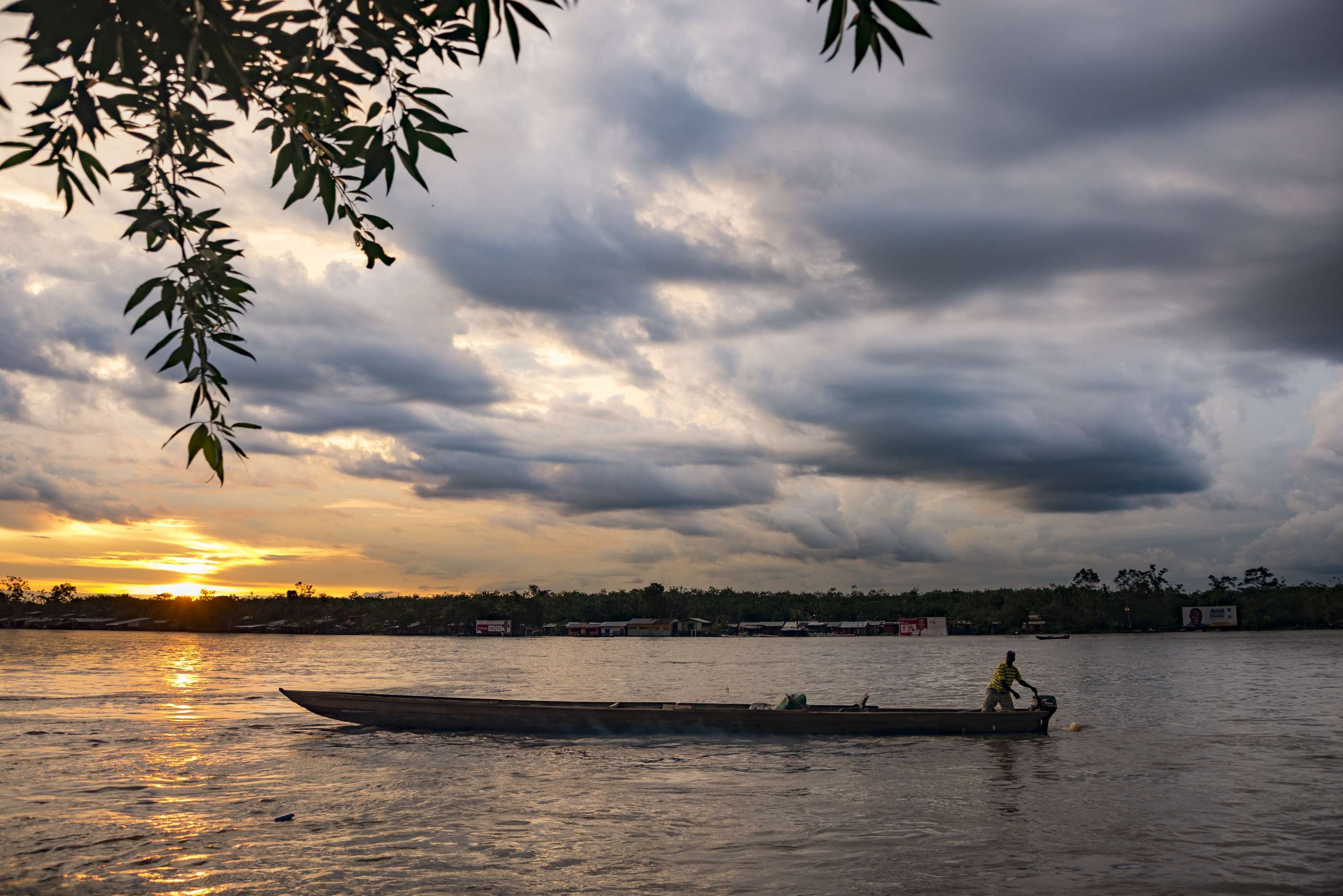 Coucher de soleil sur le fleuve Atrato, Chocó.