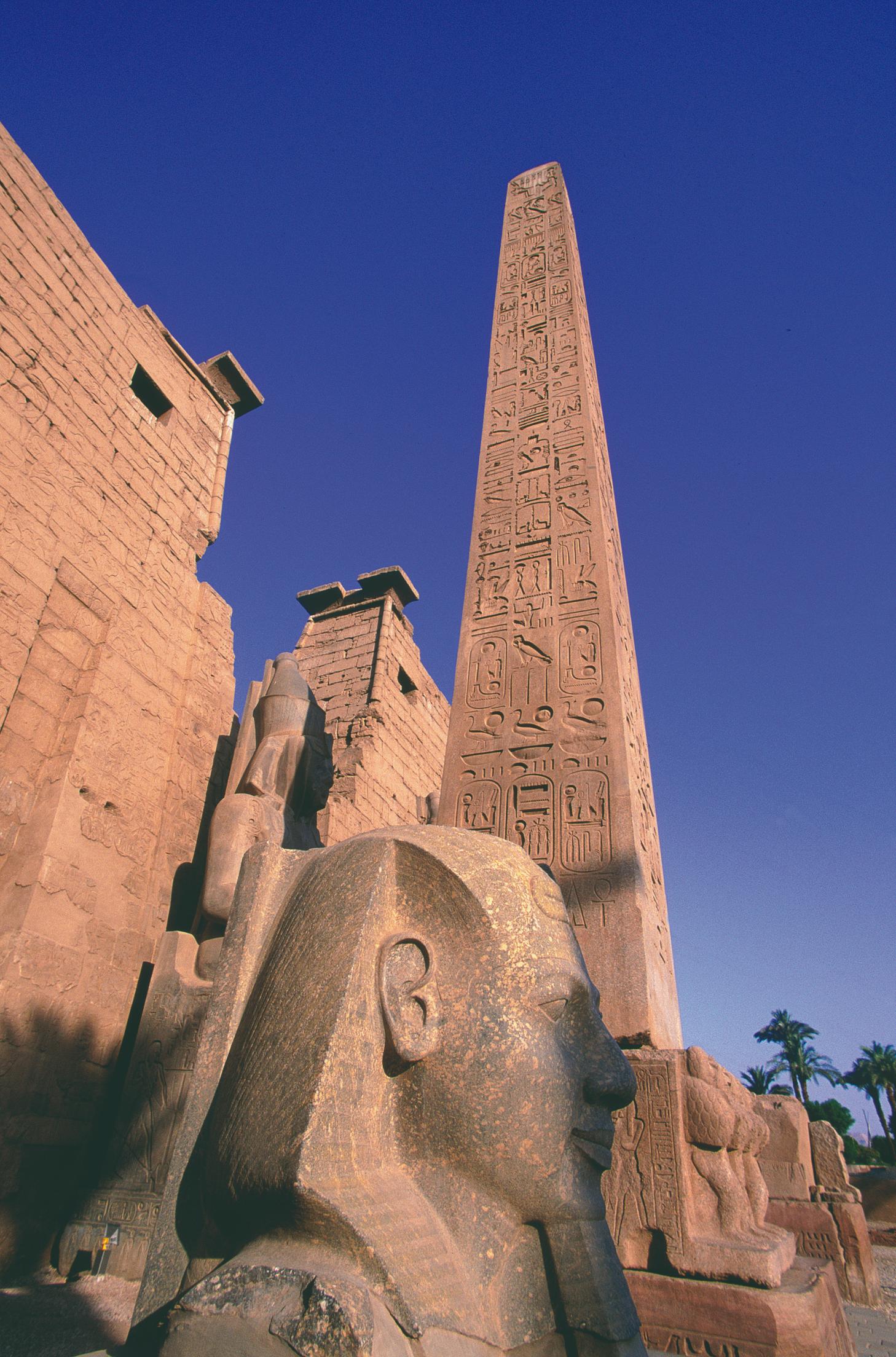 Obélisque et statue de Ramses II, temple de Louxor.