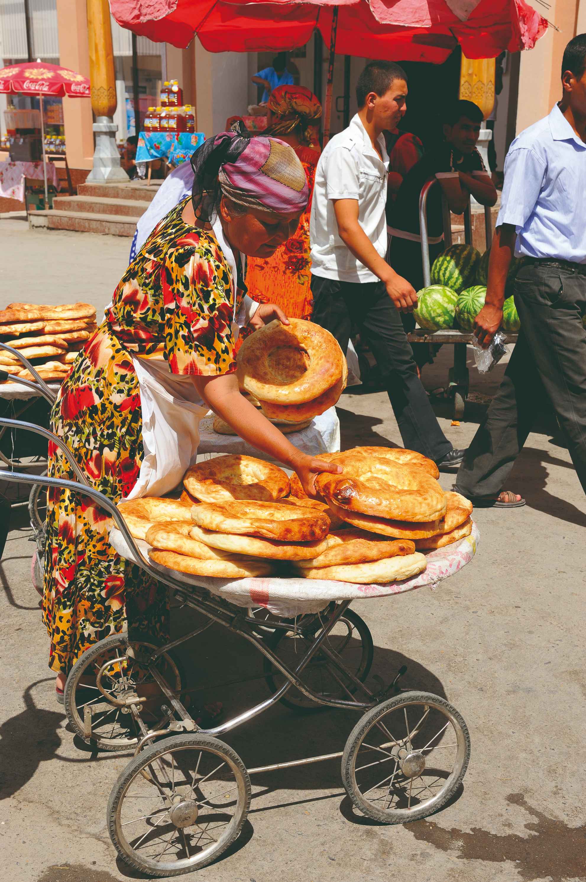 Marchande de pains au bazar de la vieille ville de Samarkand.