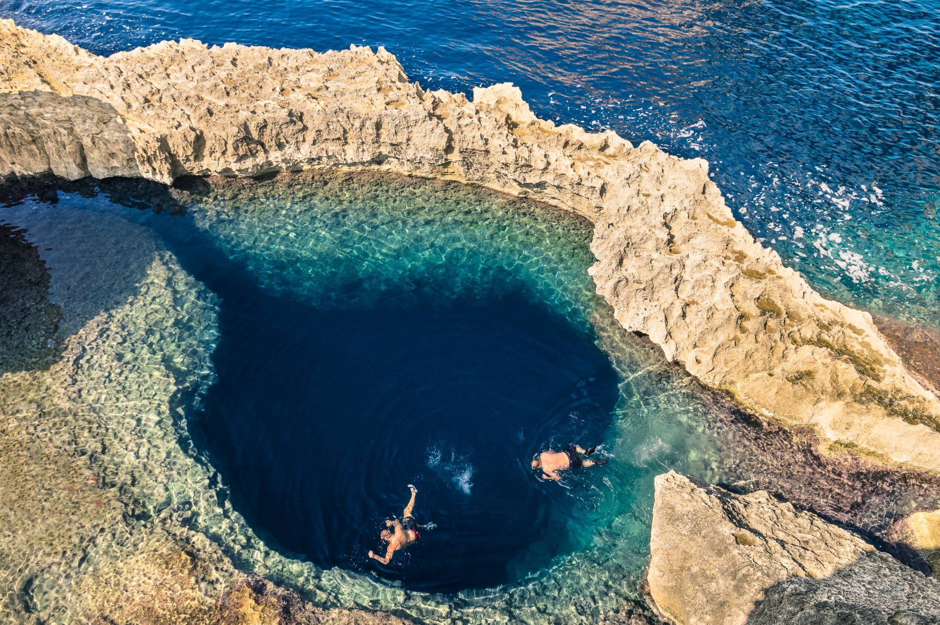 Plongeurs dans le Blue Hole a Gozo.