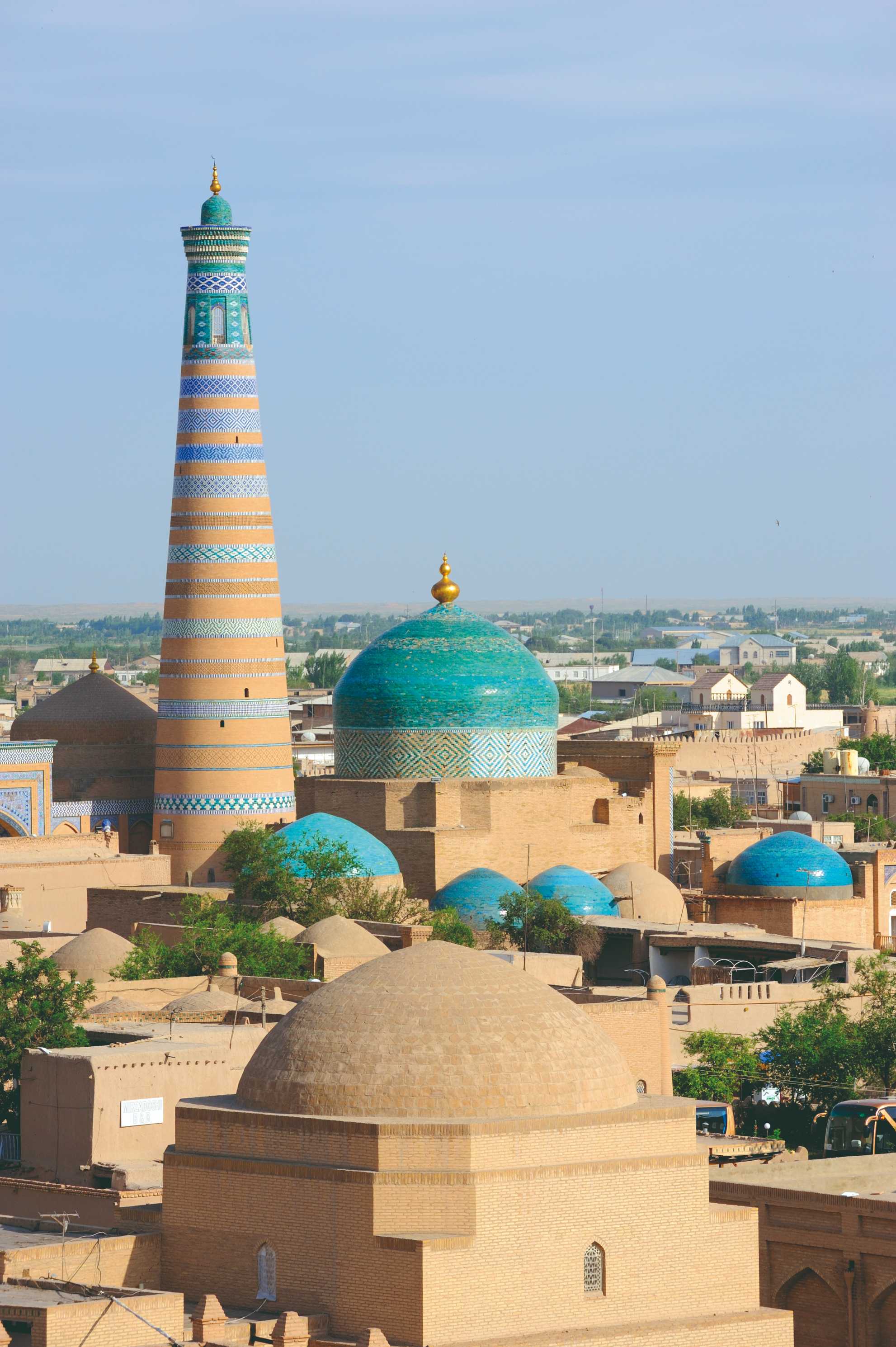 Vue vers la madrasa et le minaret Islam Khodja, depuis le haut d'une tour du mur d'enceinte.