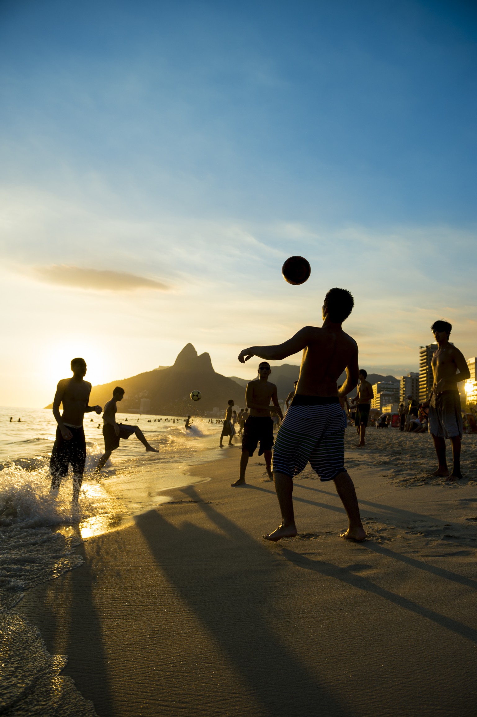 Partie de foot sur la plage d'Ipanema.
