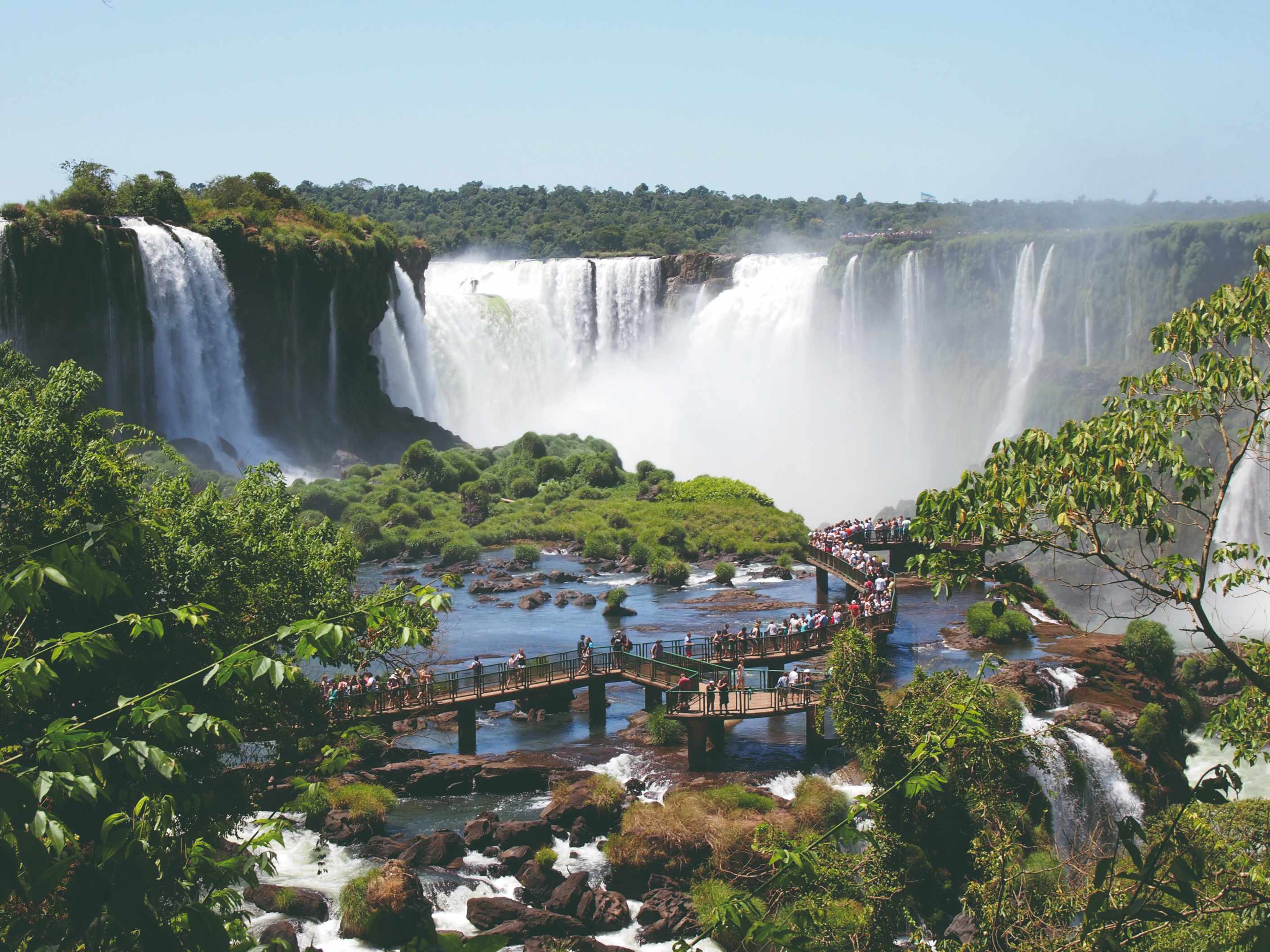 Vue panoramique des chutes argentines du côté brésilien, Foz do Iguaçu (Brésil).