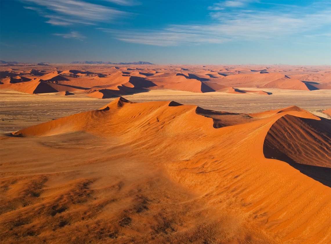 Les dunes oranges du désert de Namib.