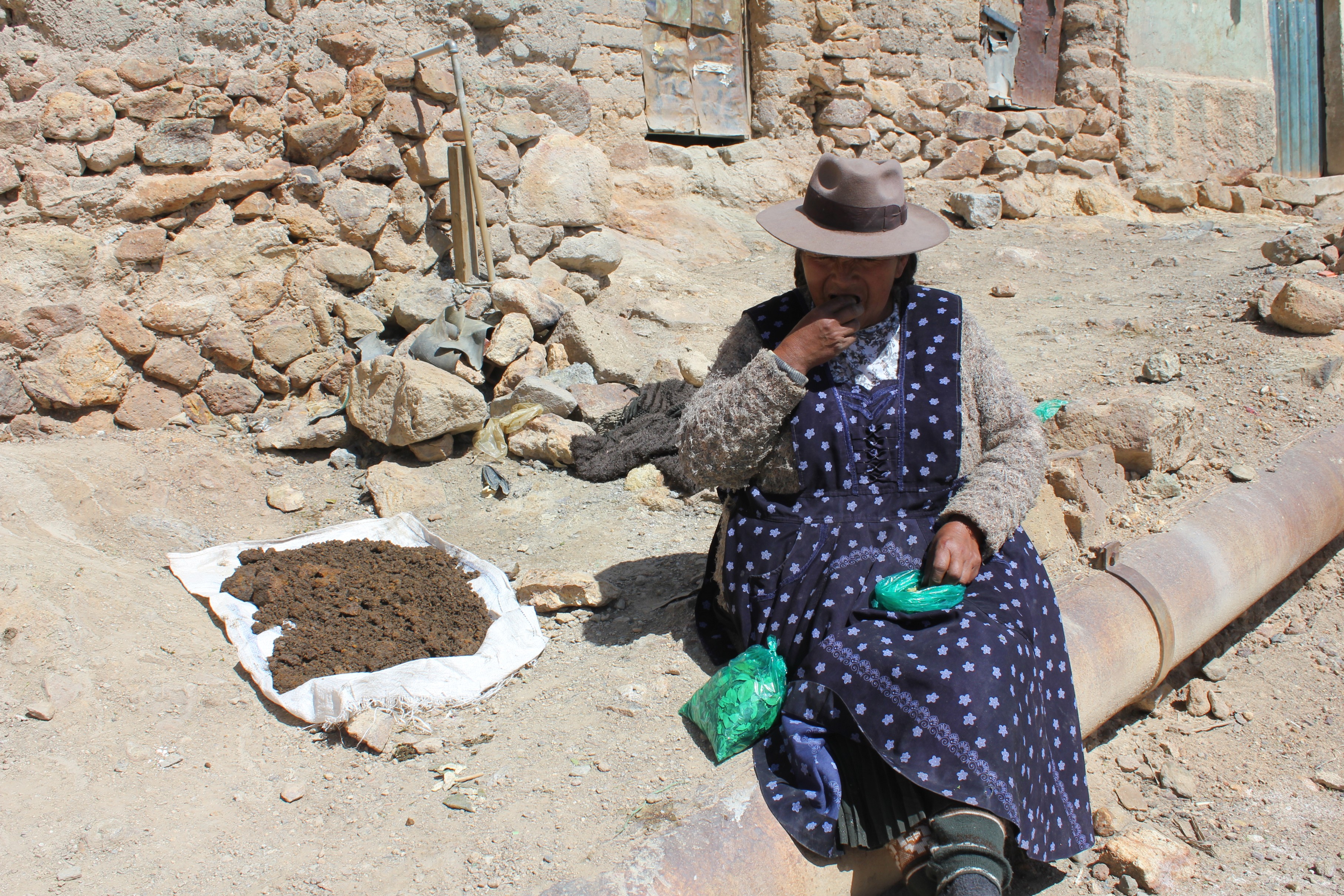 À la sortie du Cerro Rico, une femme est là pour analyser la richesse de la terre des mineurs.
