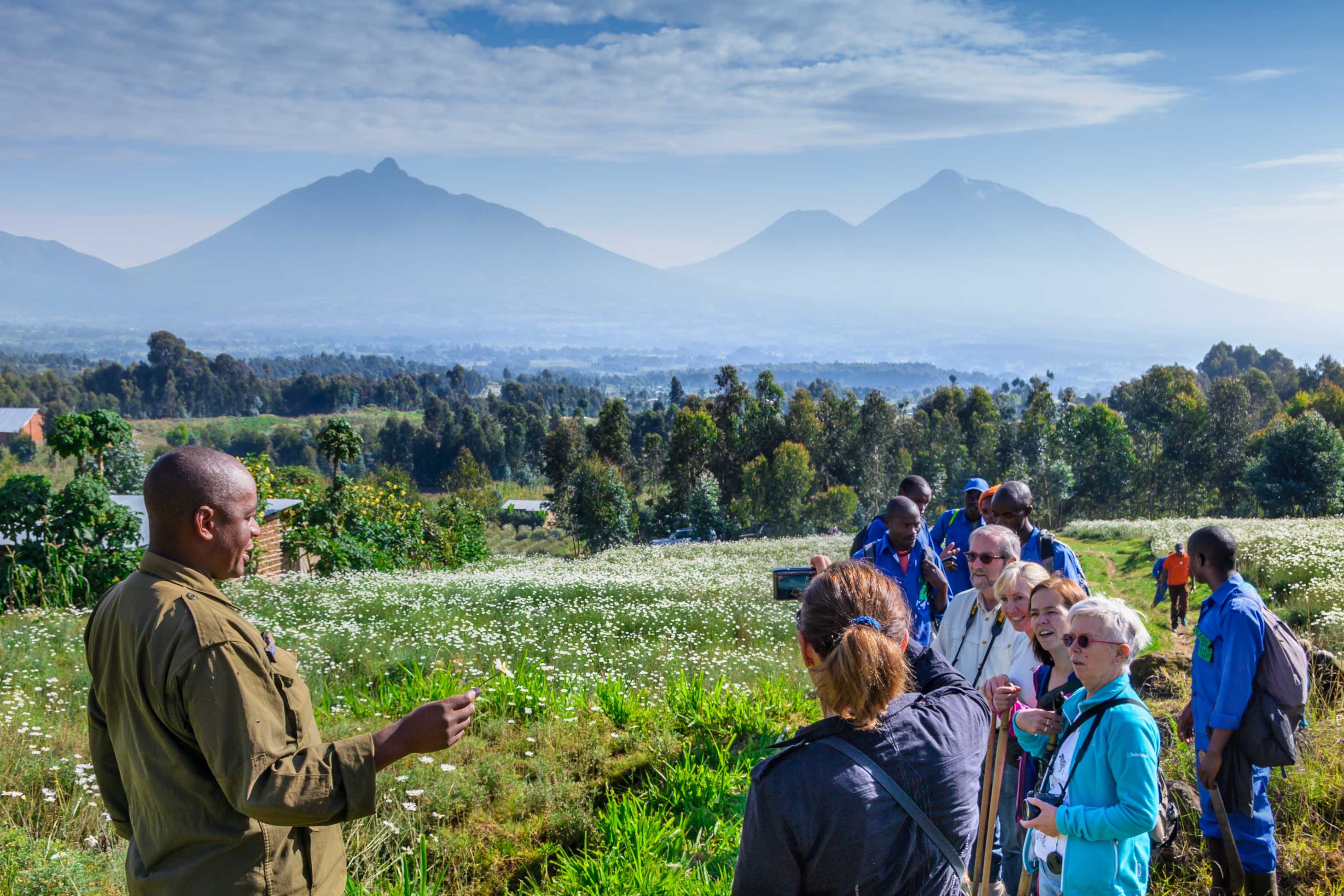 Un groupe de touristes découvre le parc national des Volcans.