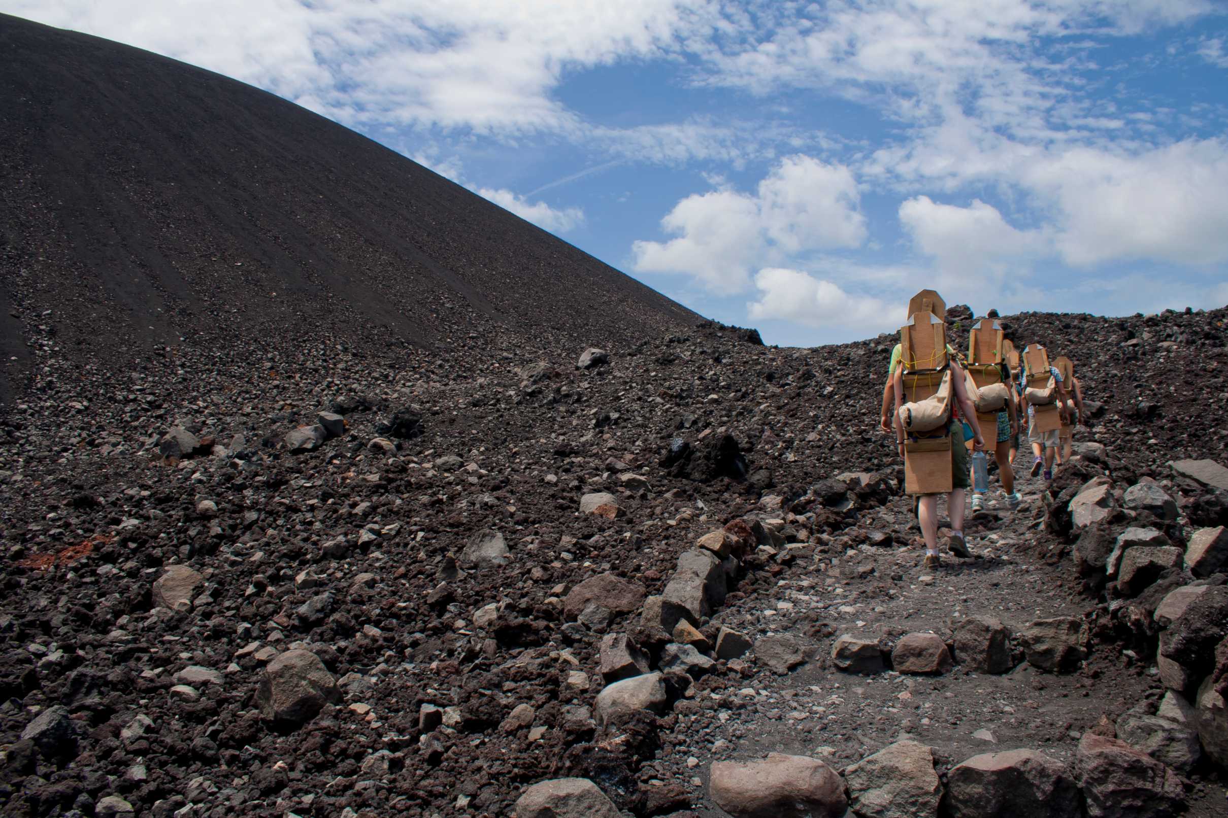 Un groupe de touristes gravissent le volcan Cerro Negro.