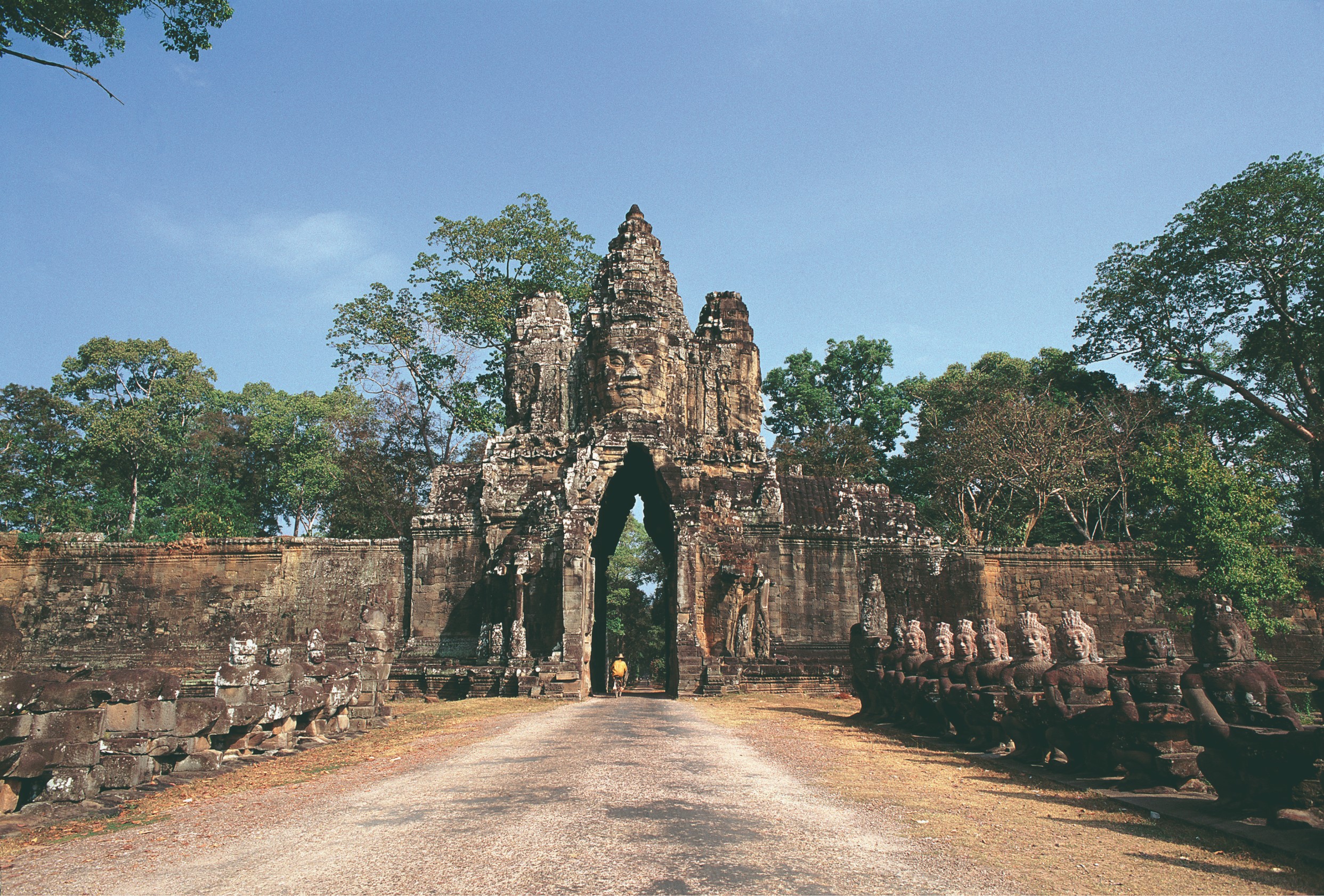 Porte sud de la ville fortifiée d'Angkor Thom.