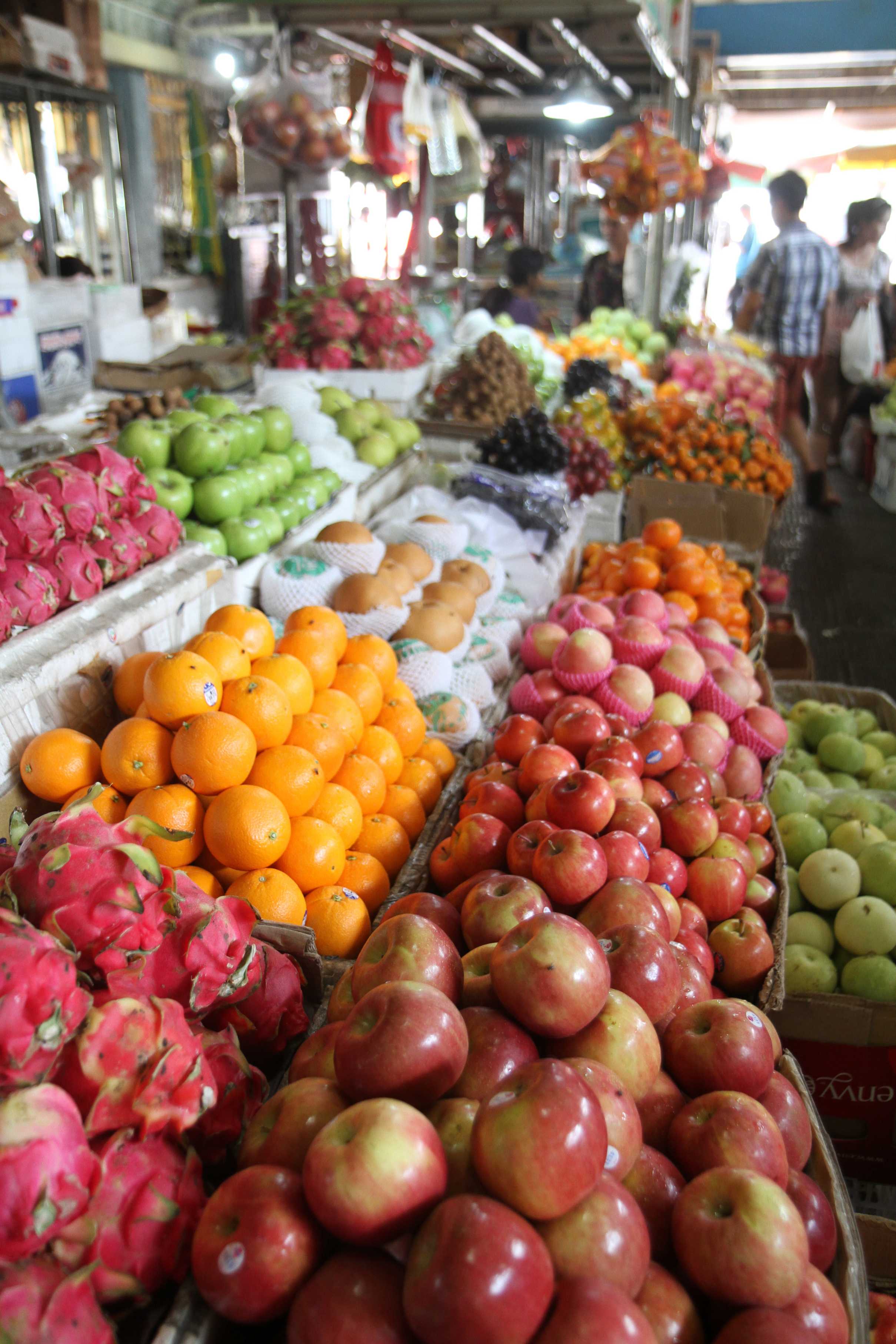 Etal de fruits et légumes sur le marché de Phnom Penh.