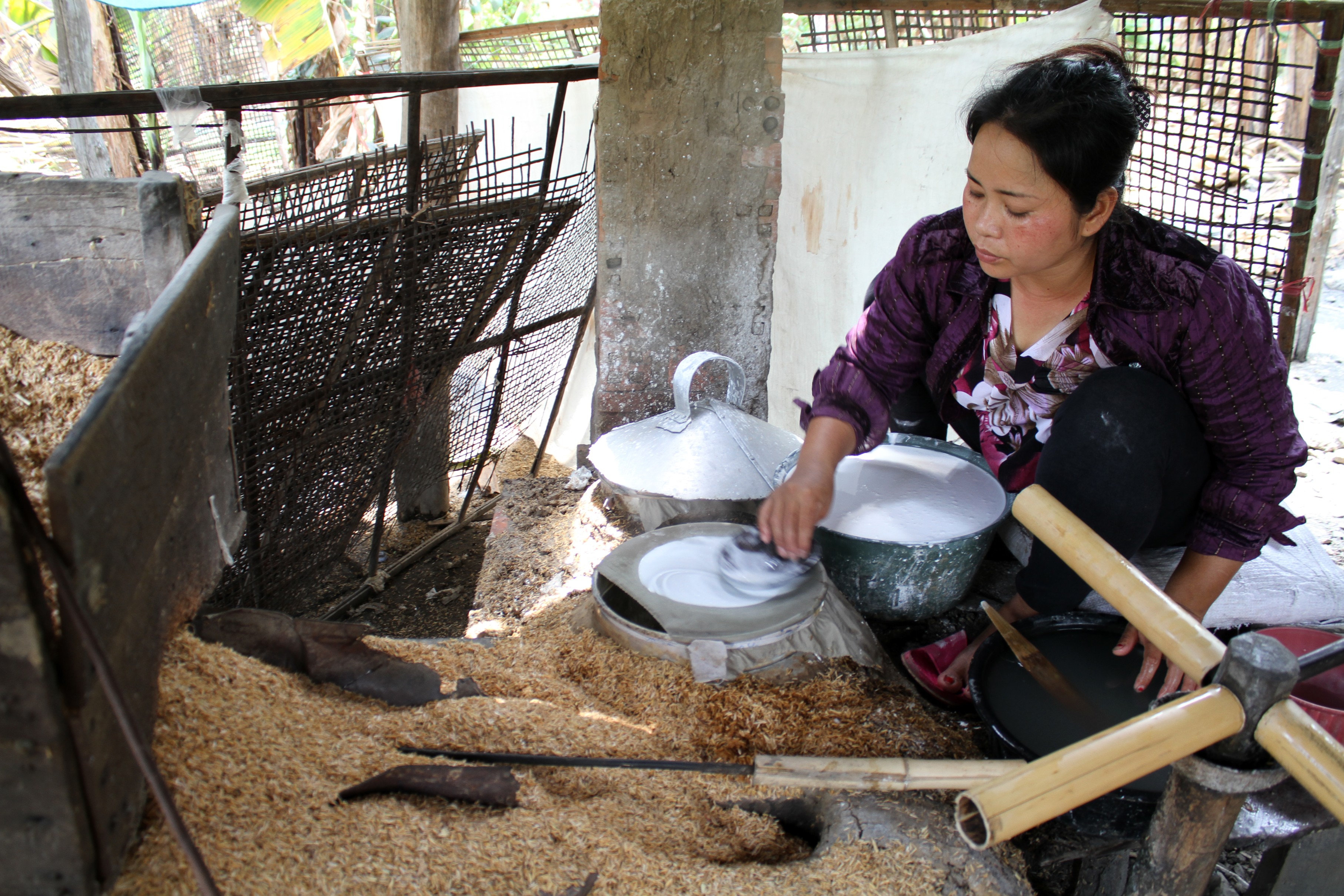Fabrication artisanale de nouilles de riz à Battambang.