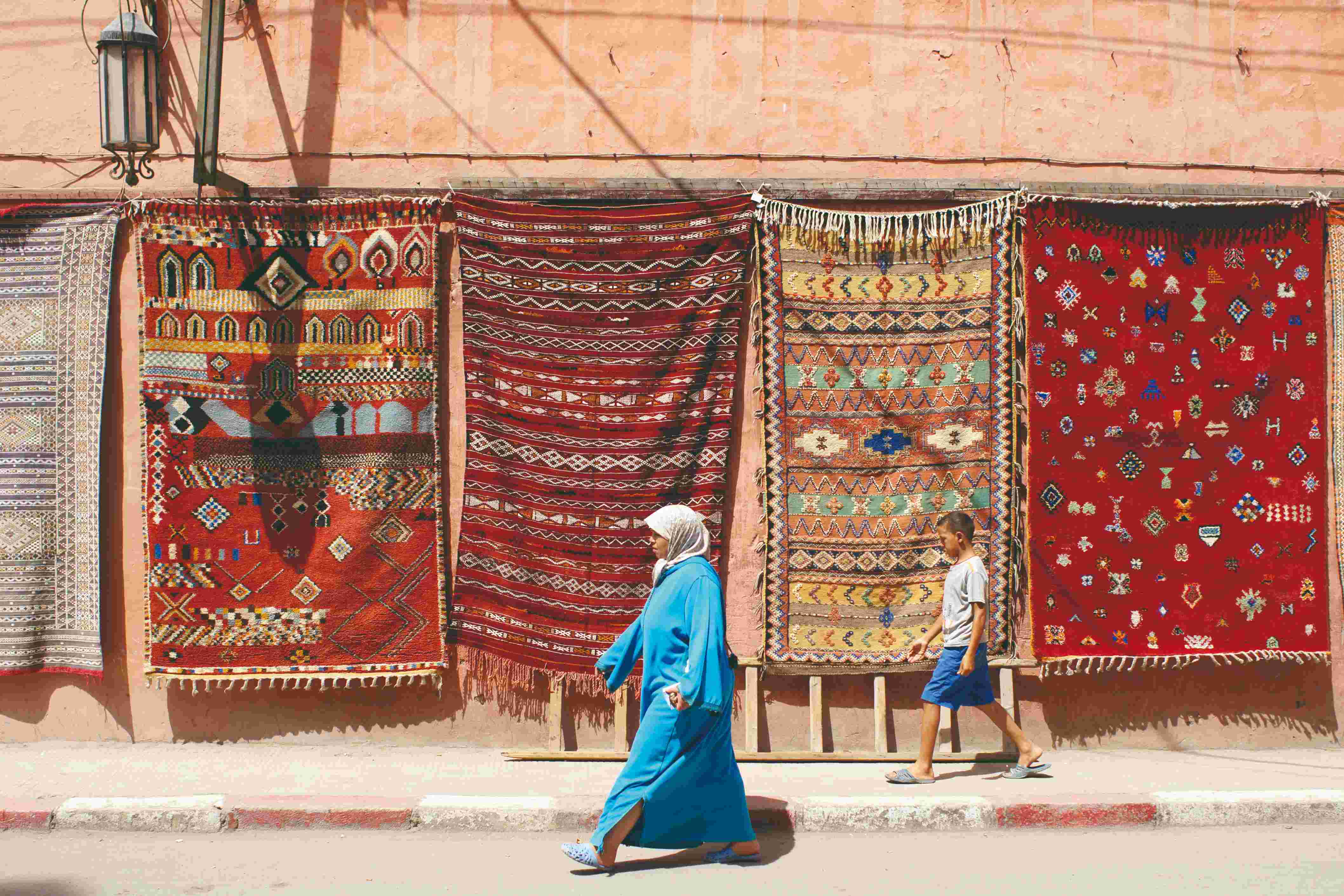Exposition de tapis dans les rues de Marrakech.