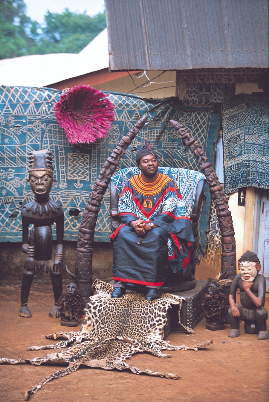 Le chef traditionnel de Bafoussam sur son trône.
