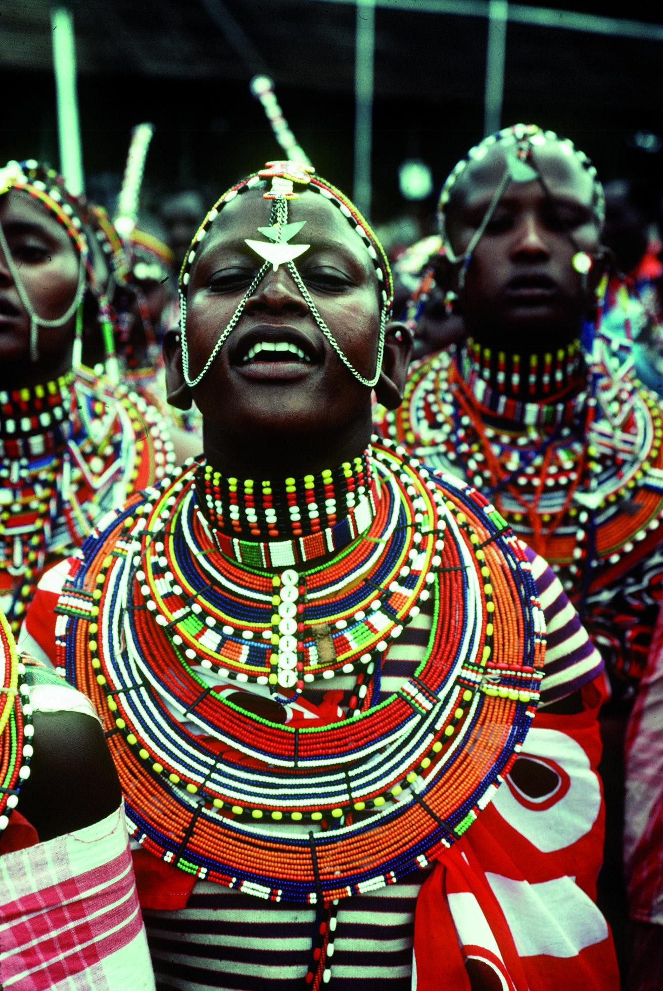 Femmes Maasai parées de bijoux