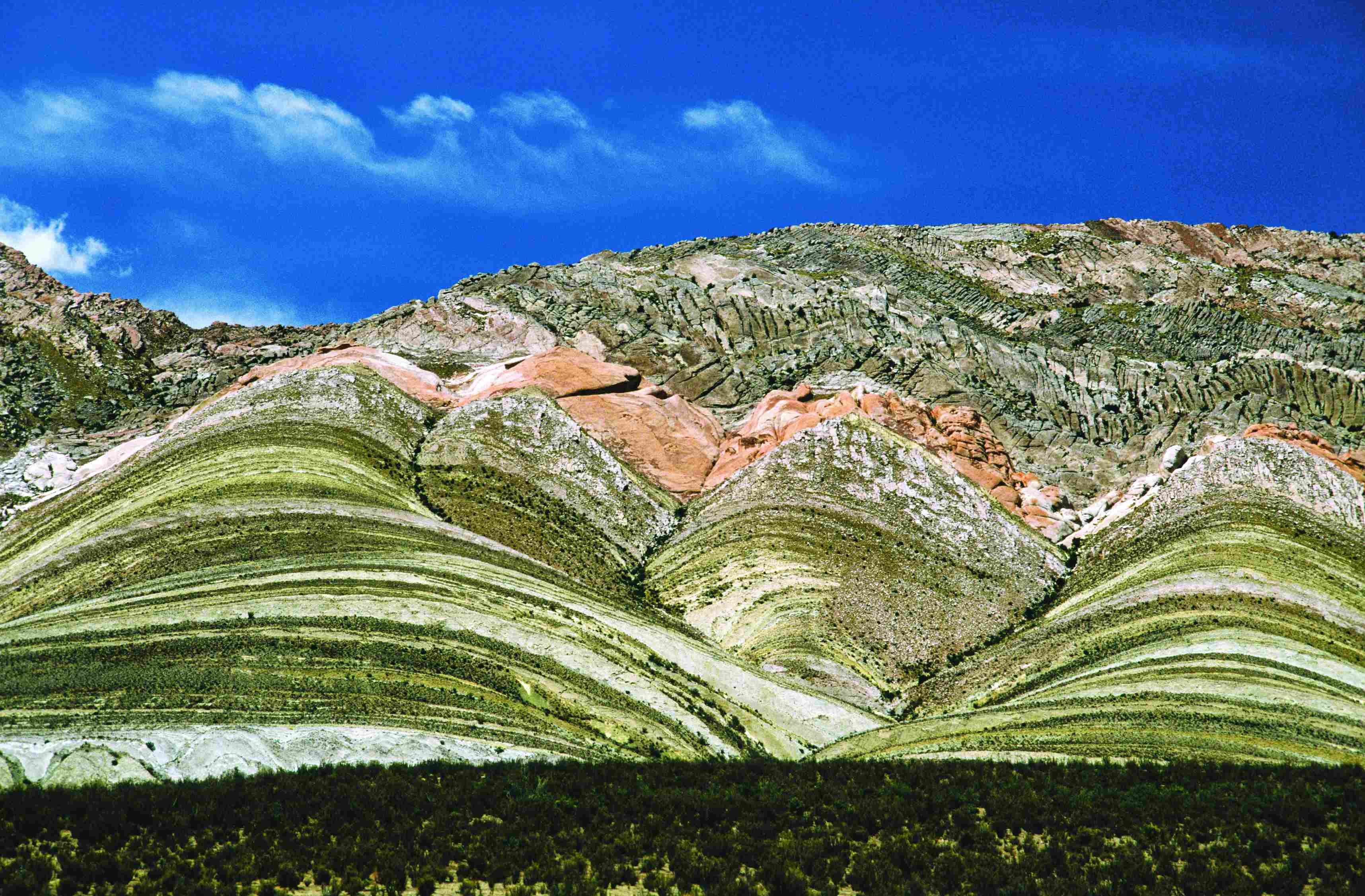 Montagnes aux strates colorées des environs de Salta.