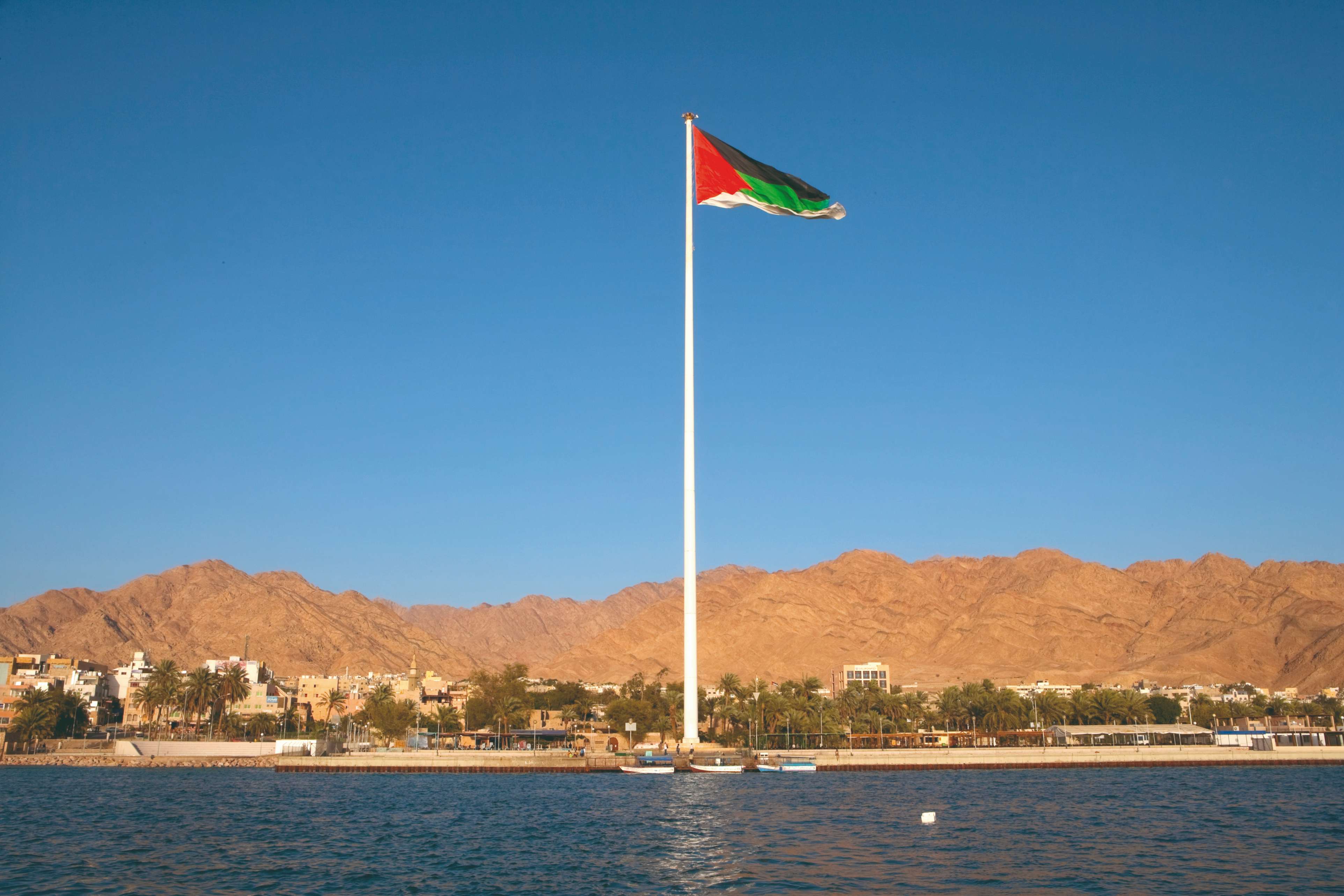 L'un des plus hauts drapeaux du monde dominant Aqaba et la mer Rouge.