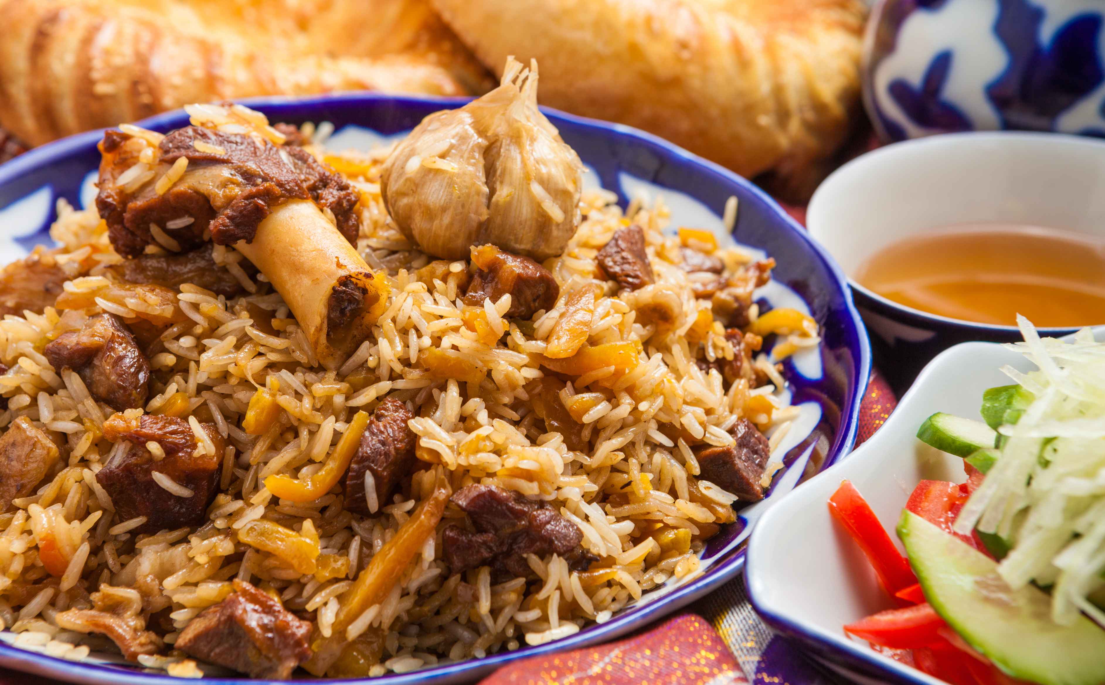 Plat national ouzbek : riz sauté et viande de mouton.