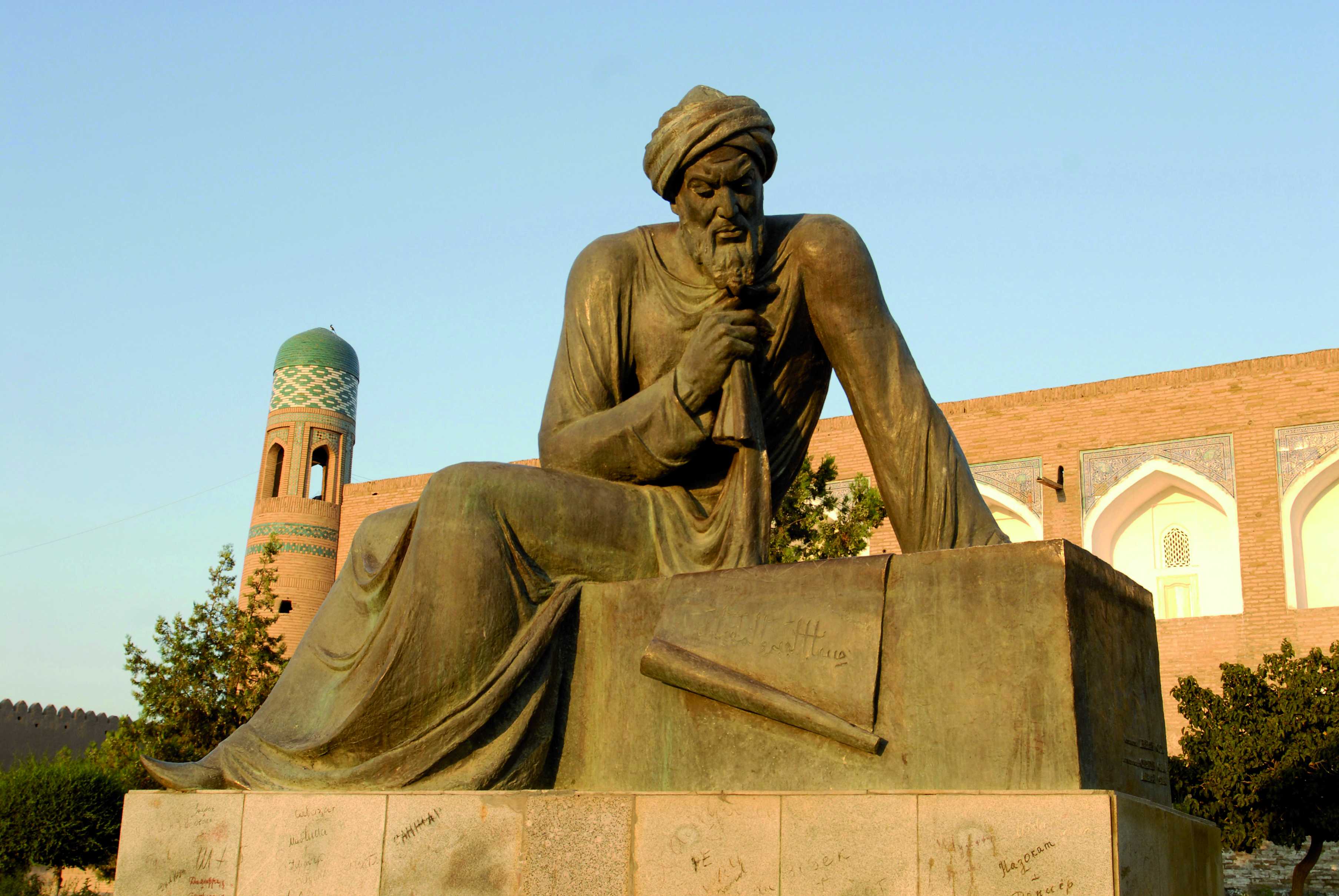 La statue d'Al-Khawarizmi, originaire de la région de Khiva, qui introduisit l'algèbre dans les mathématiques.