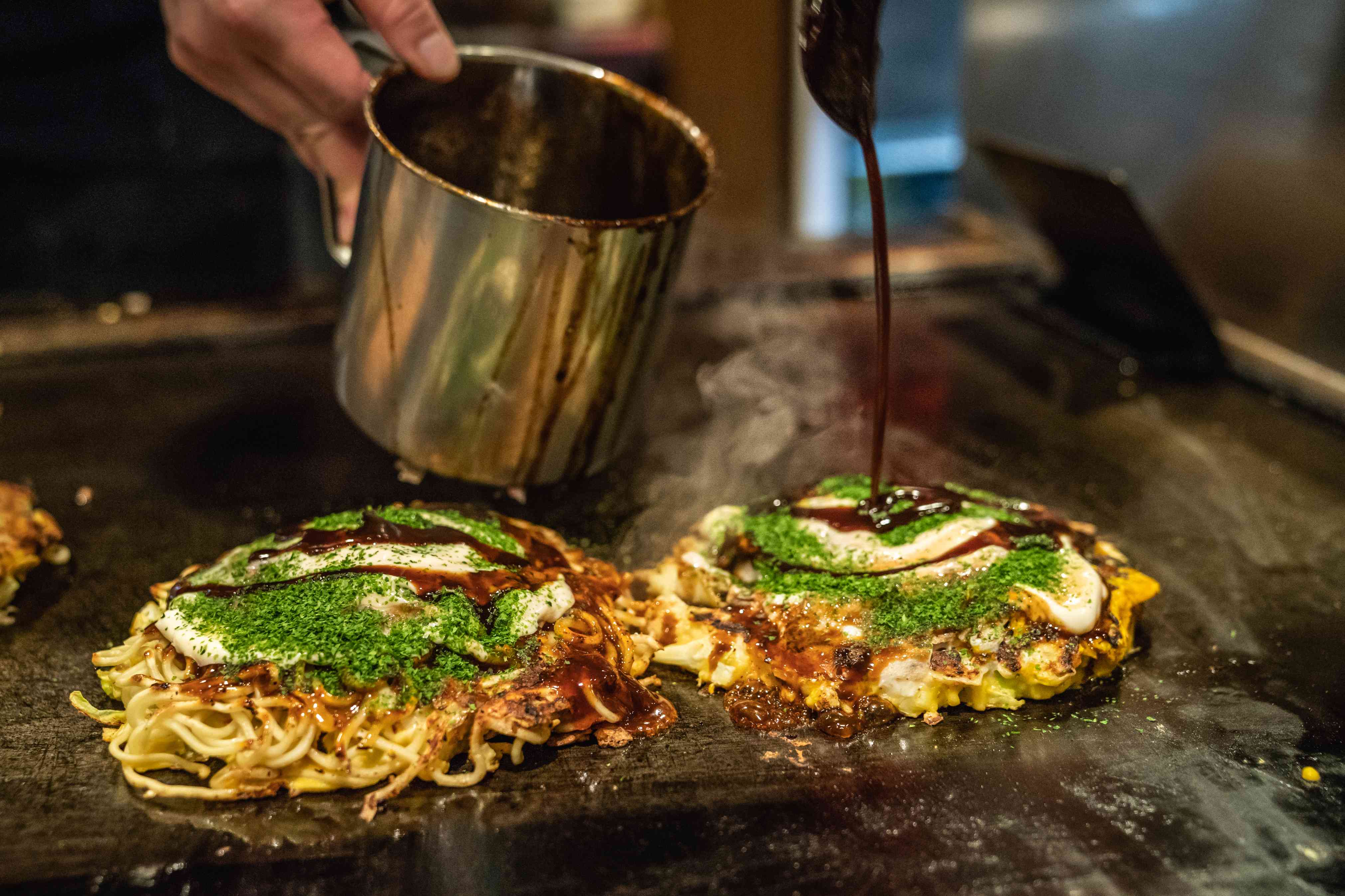 L’okonomiyaki, spécialité d’Osaka et d’Hiroshima.