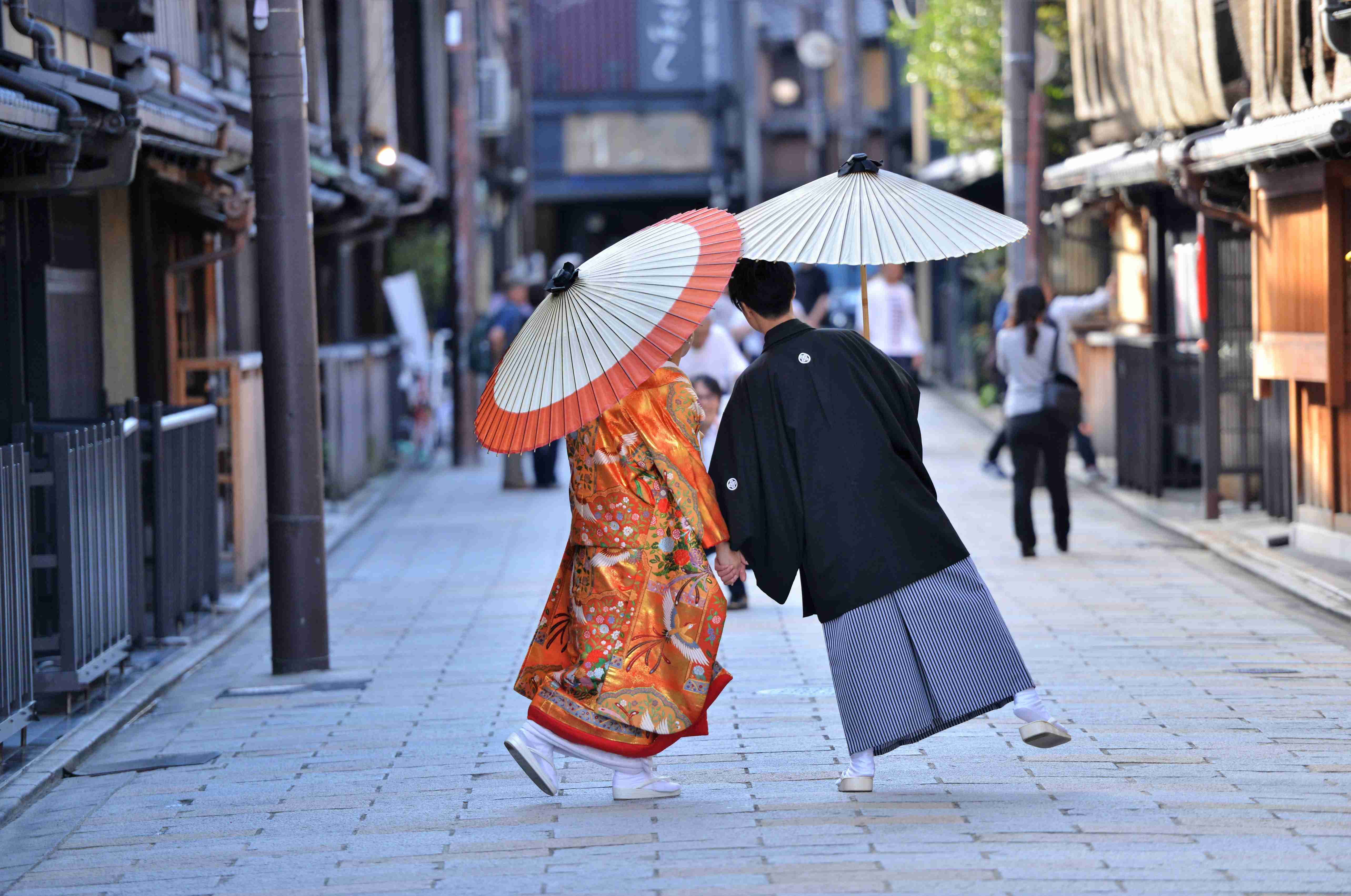 Des jeunes marie?s prenant des photos a? Kyoto.