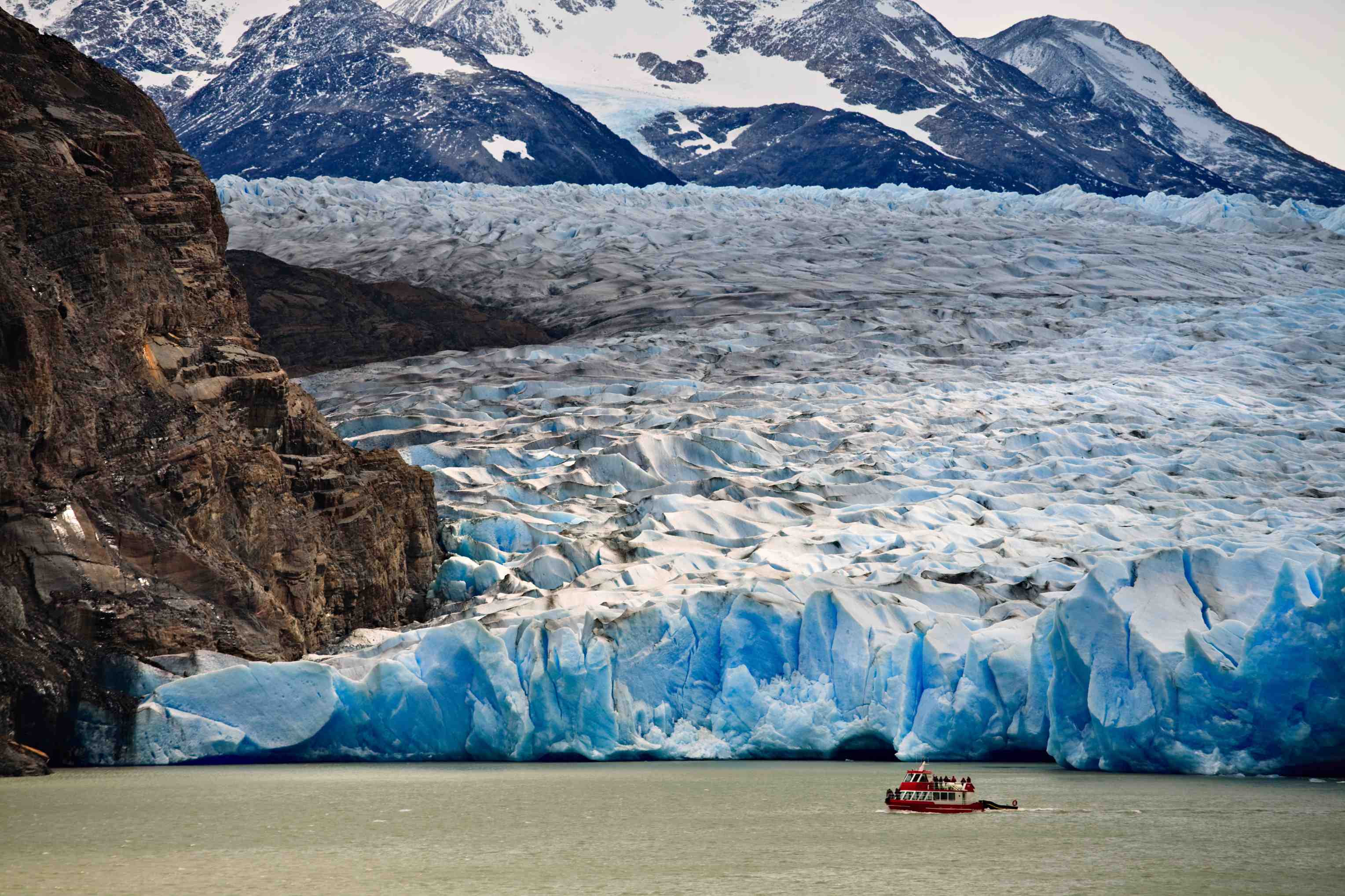 Un bateau de tourisme devant le Glacier Grey, dans le Parc national de Torres del Plaine.