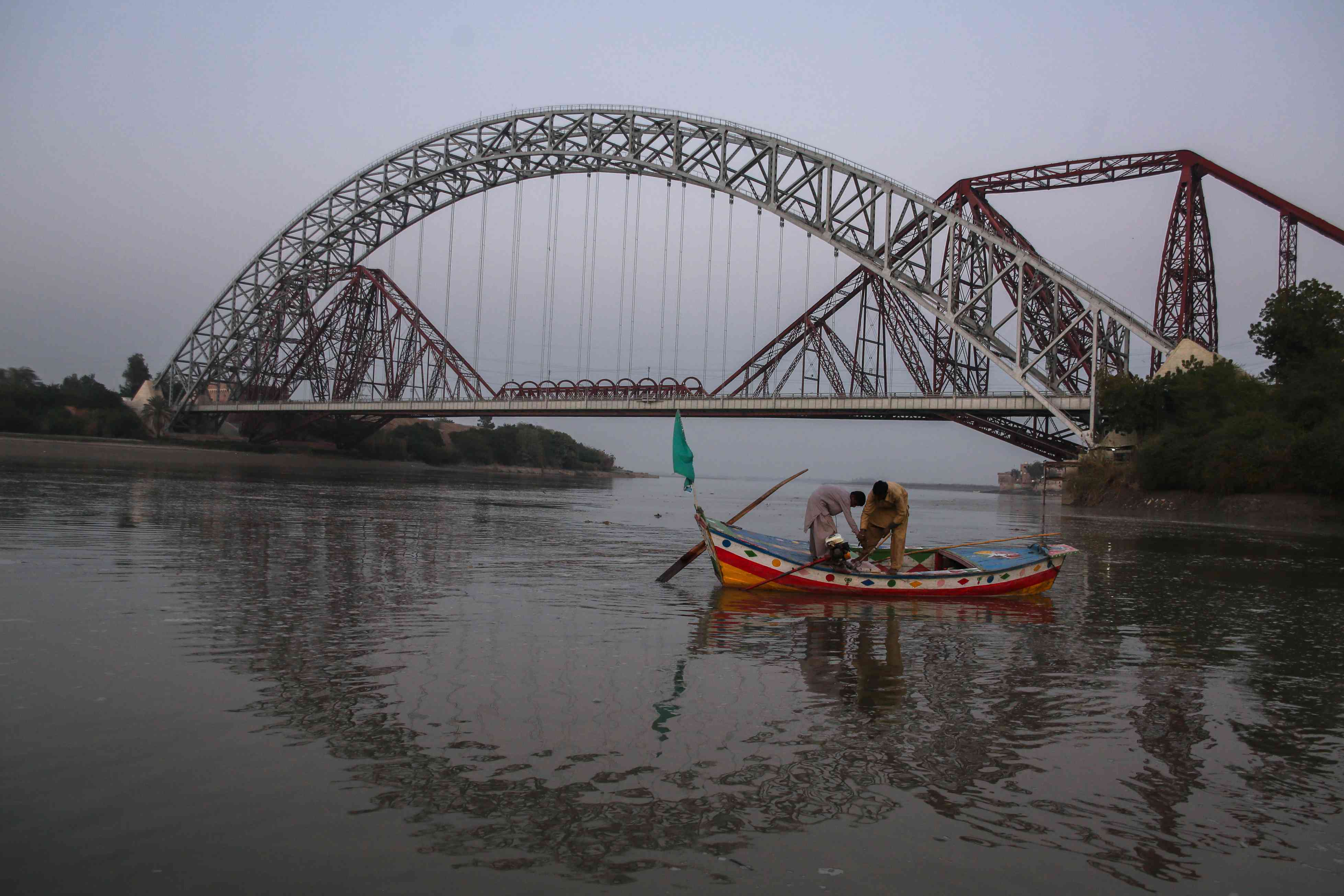 Pe?cheurs sur le fleuve Indus a? Sukkur, au fond le pont de Rohri, Sindh.