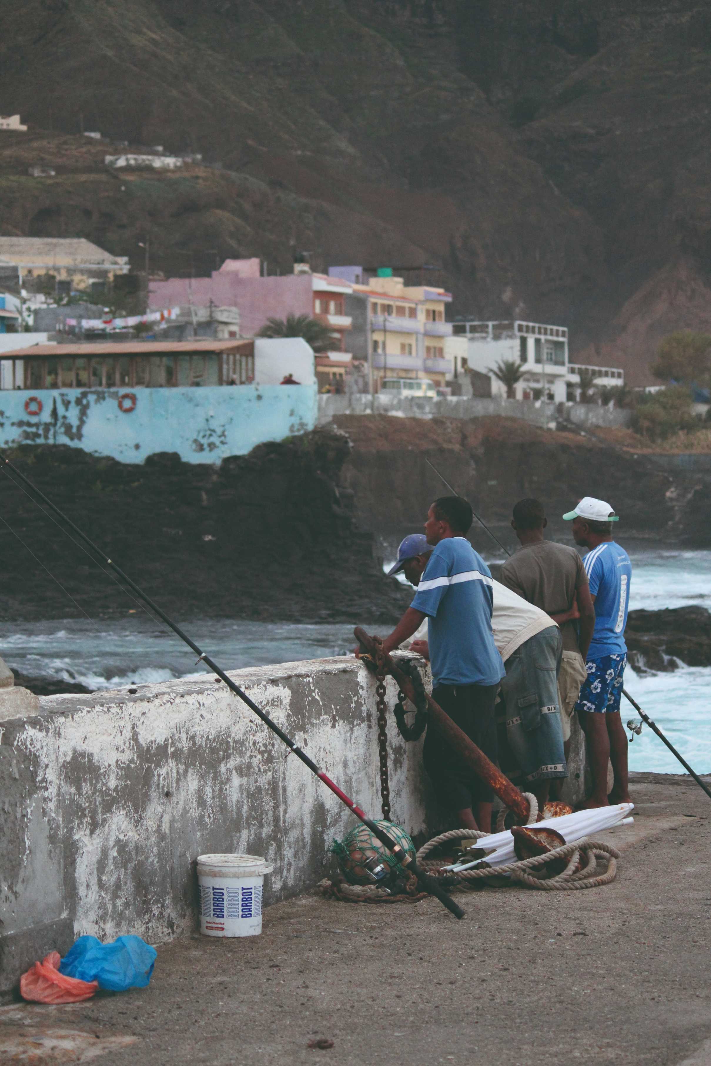 Pêcheurs à la ligne sur le port de Ponta do Sol