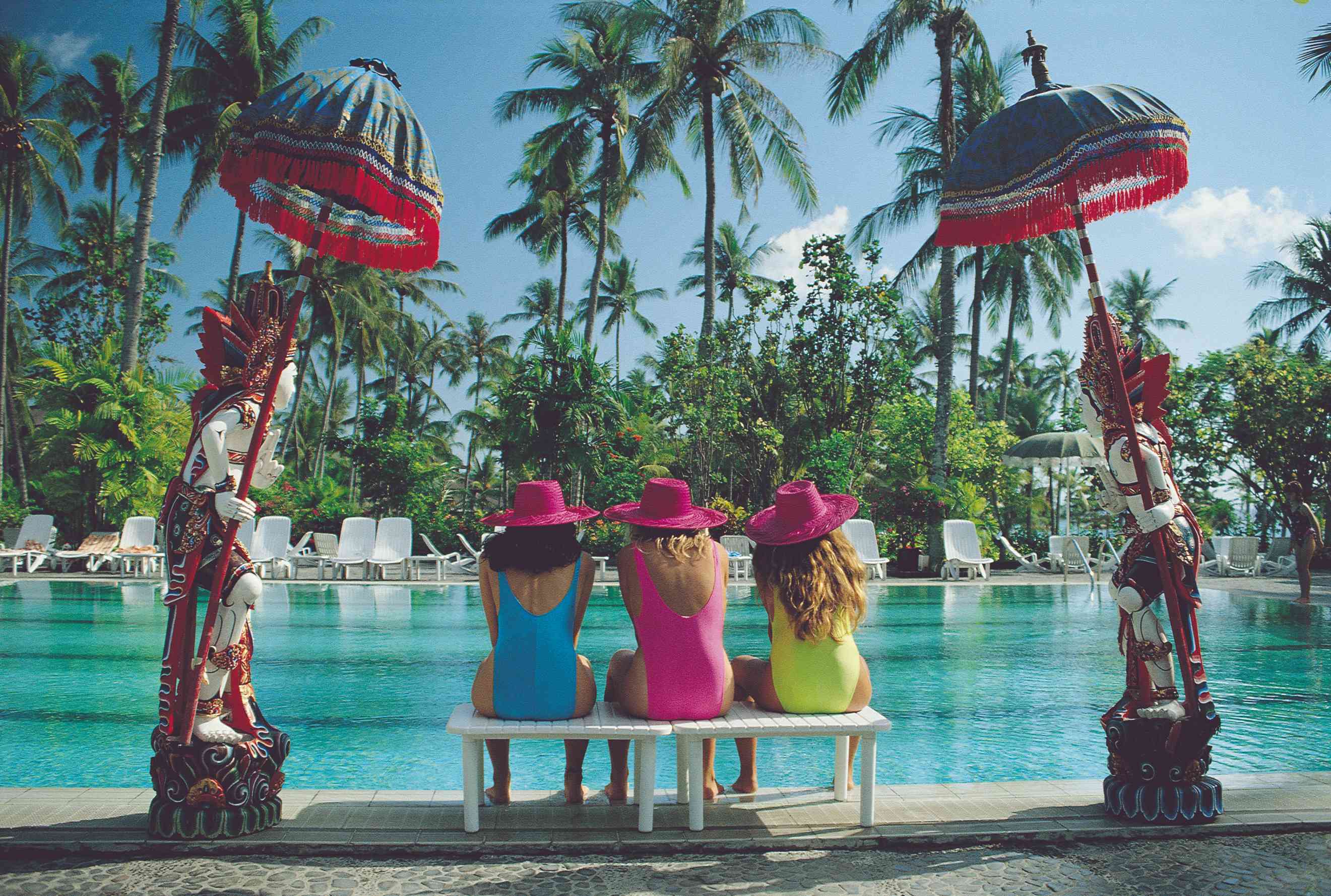 Jeunes filles au bord de la piscine de leur hôtel.