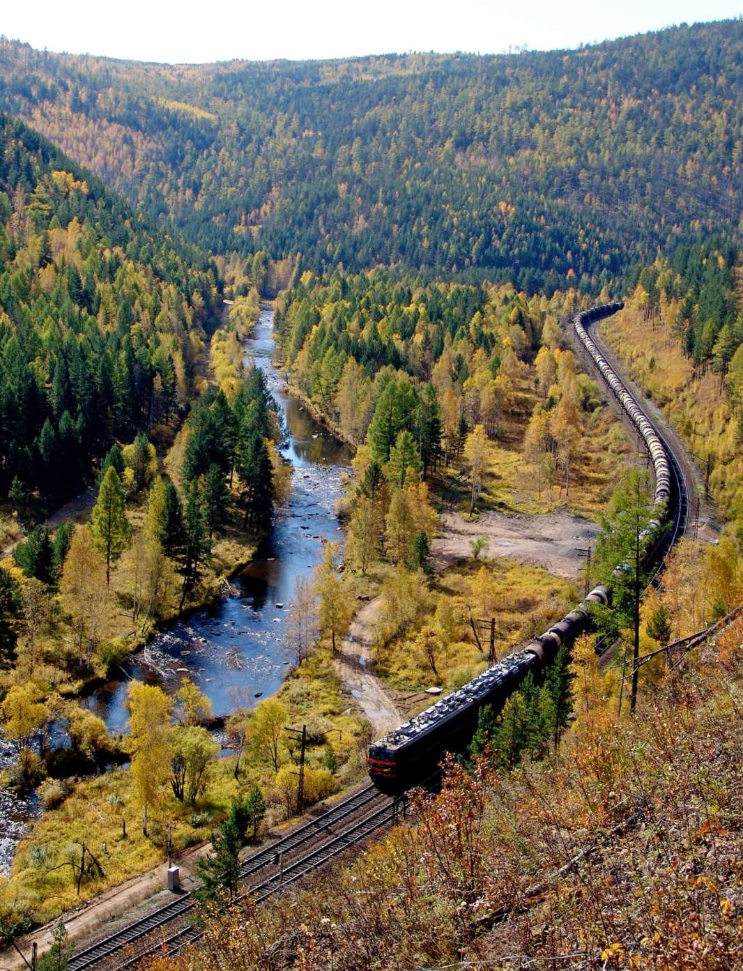 Train de marchandise empruntant le chemin de fer du transsibérien dans la région du Baïkal.