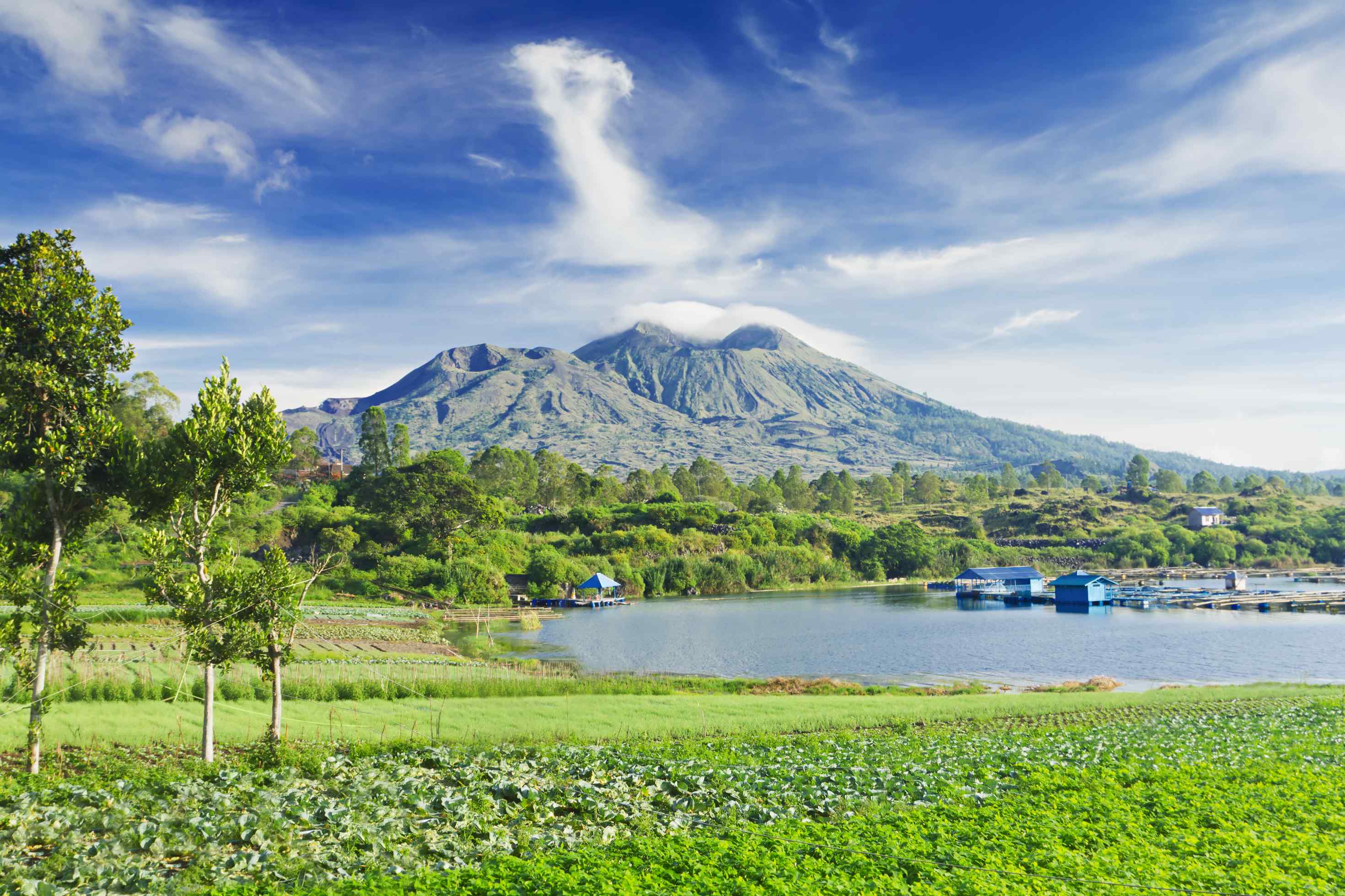 Lac et volcan Batur.